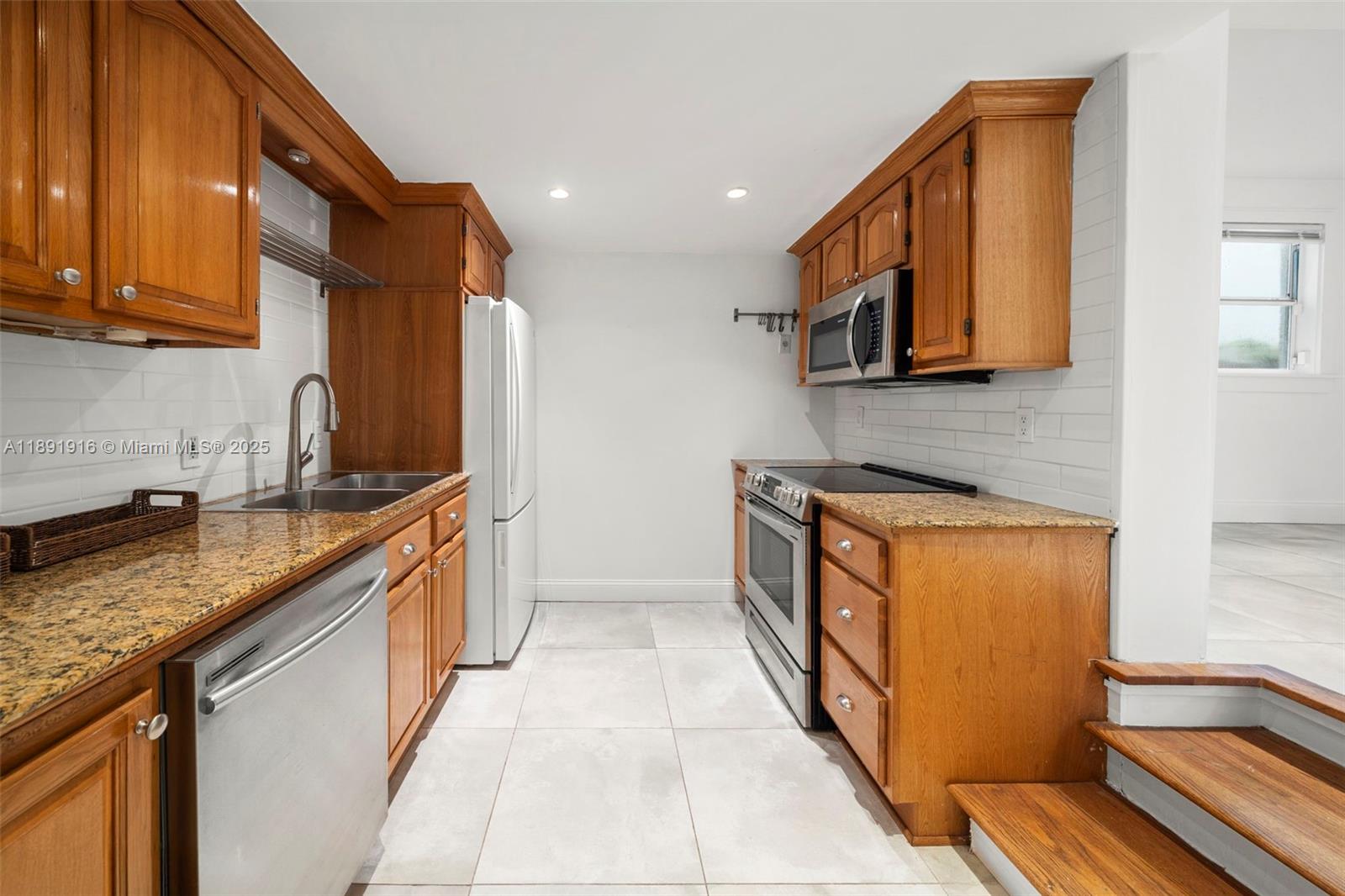 151 NE 43rd St Miami, FL 33137