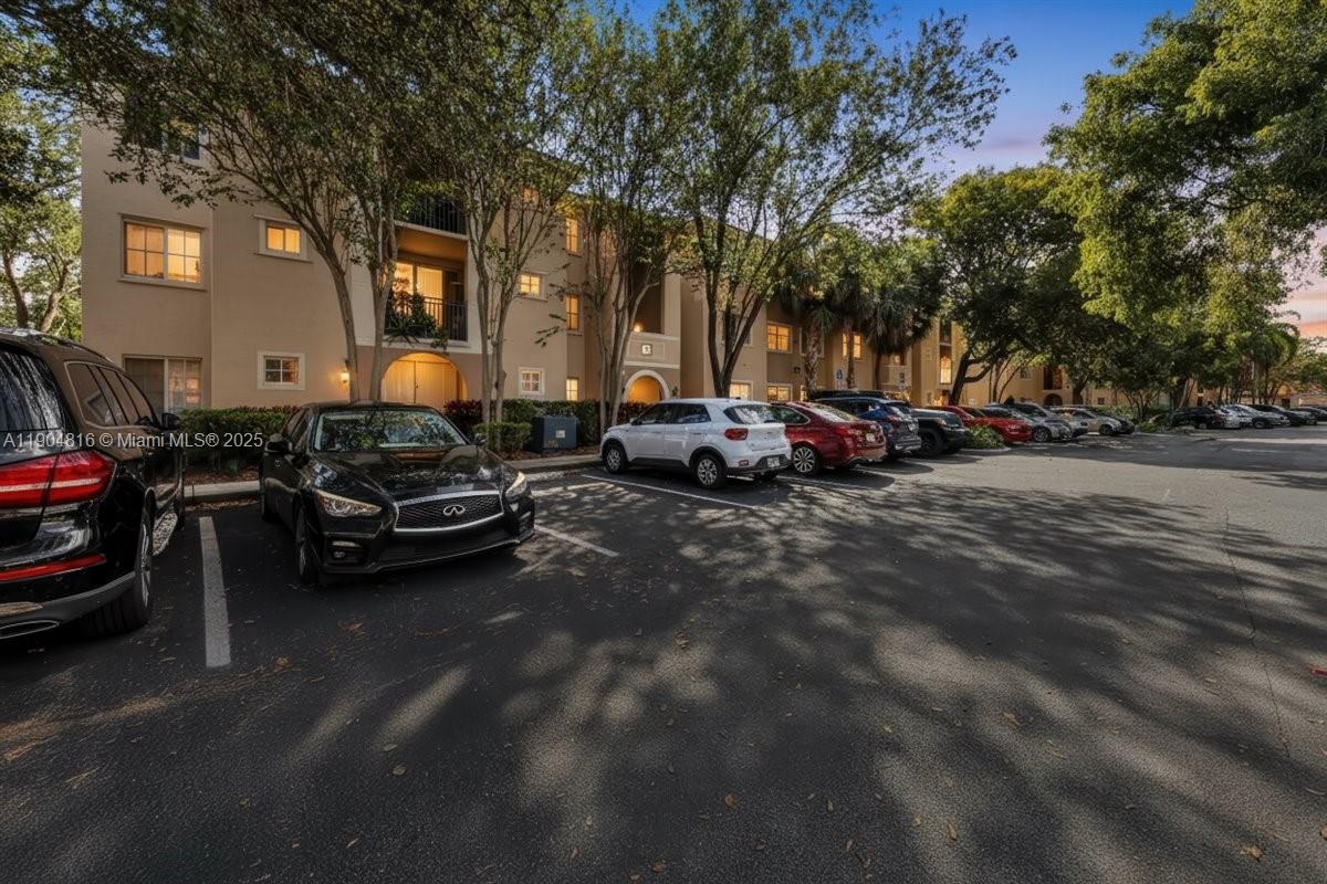 2516 Centergate Dr #303