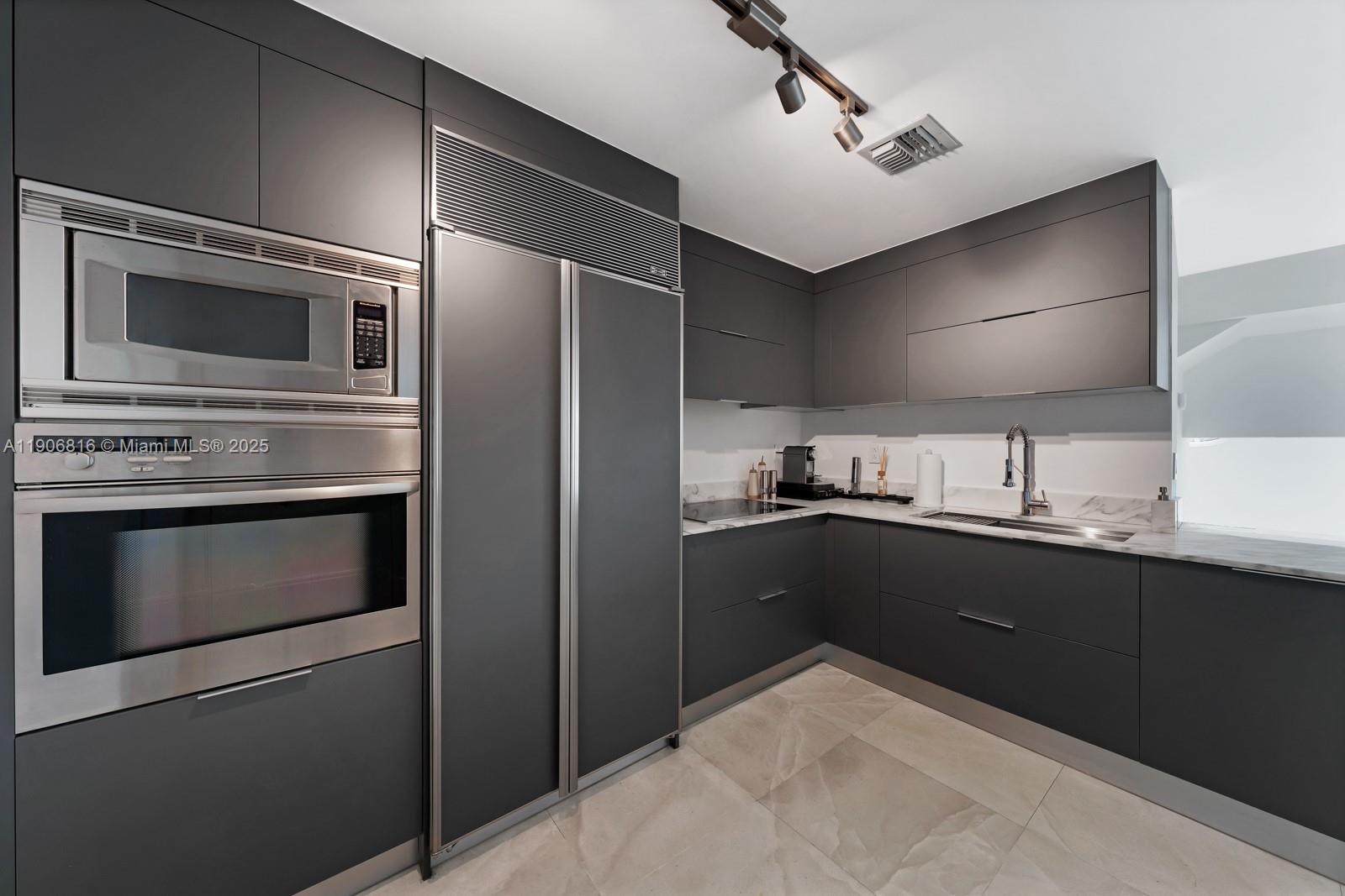 400 Alton Rd #TH-1A Miami Beach, FL 33139