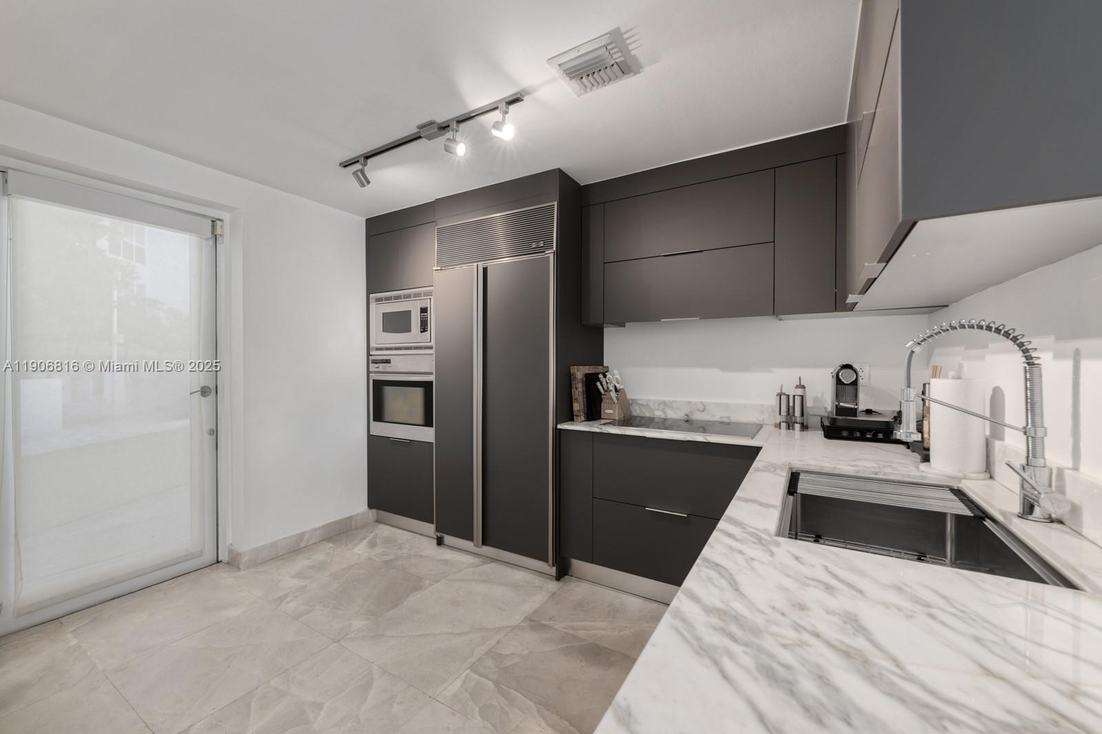 400 Alton Rd #TH-1A Miami Beach, FL 33139