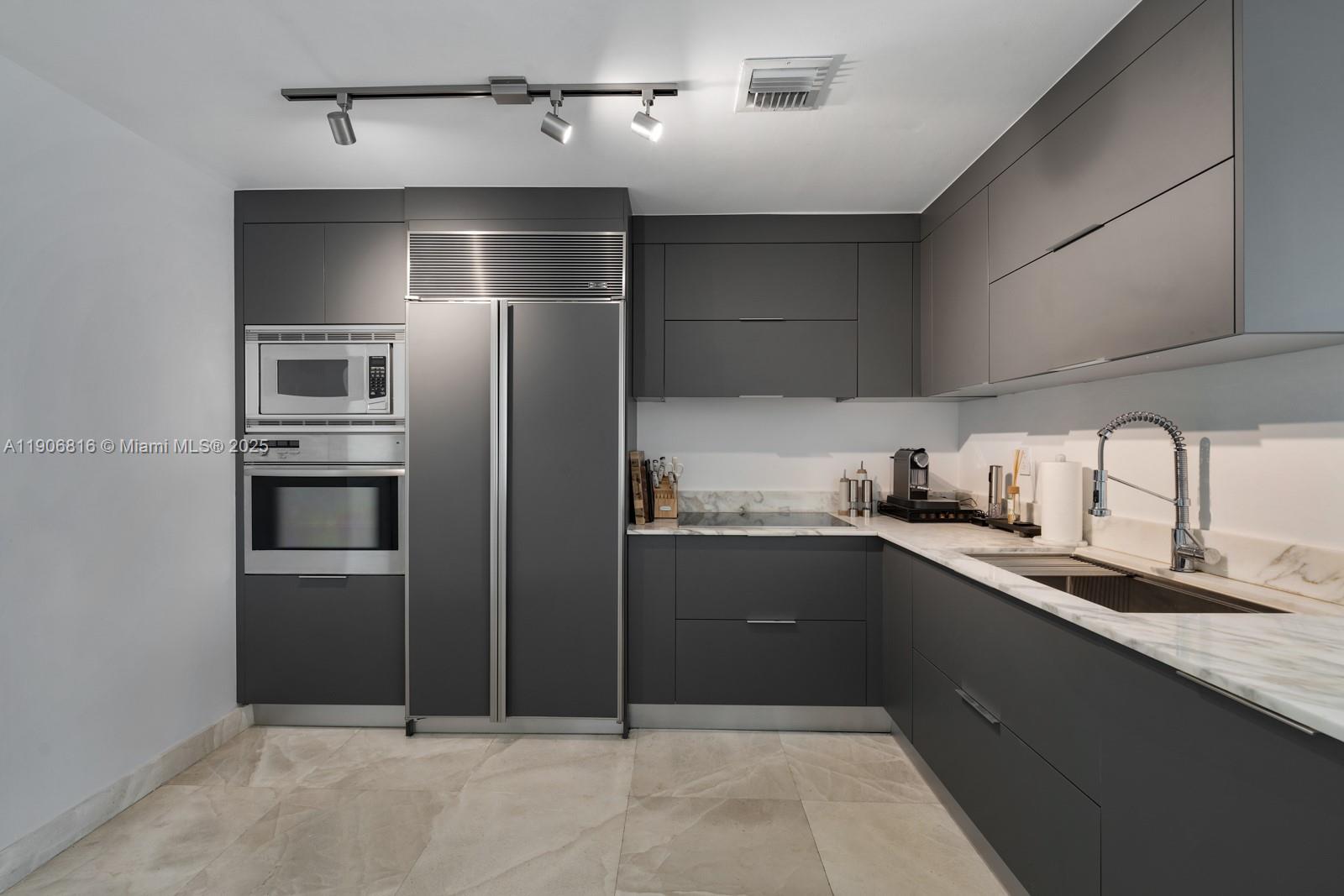 400 Alton Rd #TH-1A Miami Beach, FL 33139