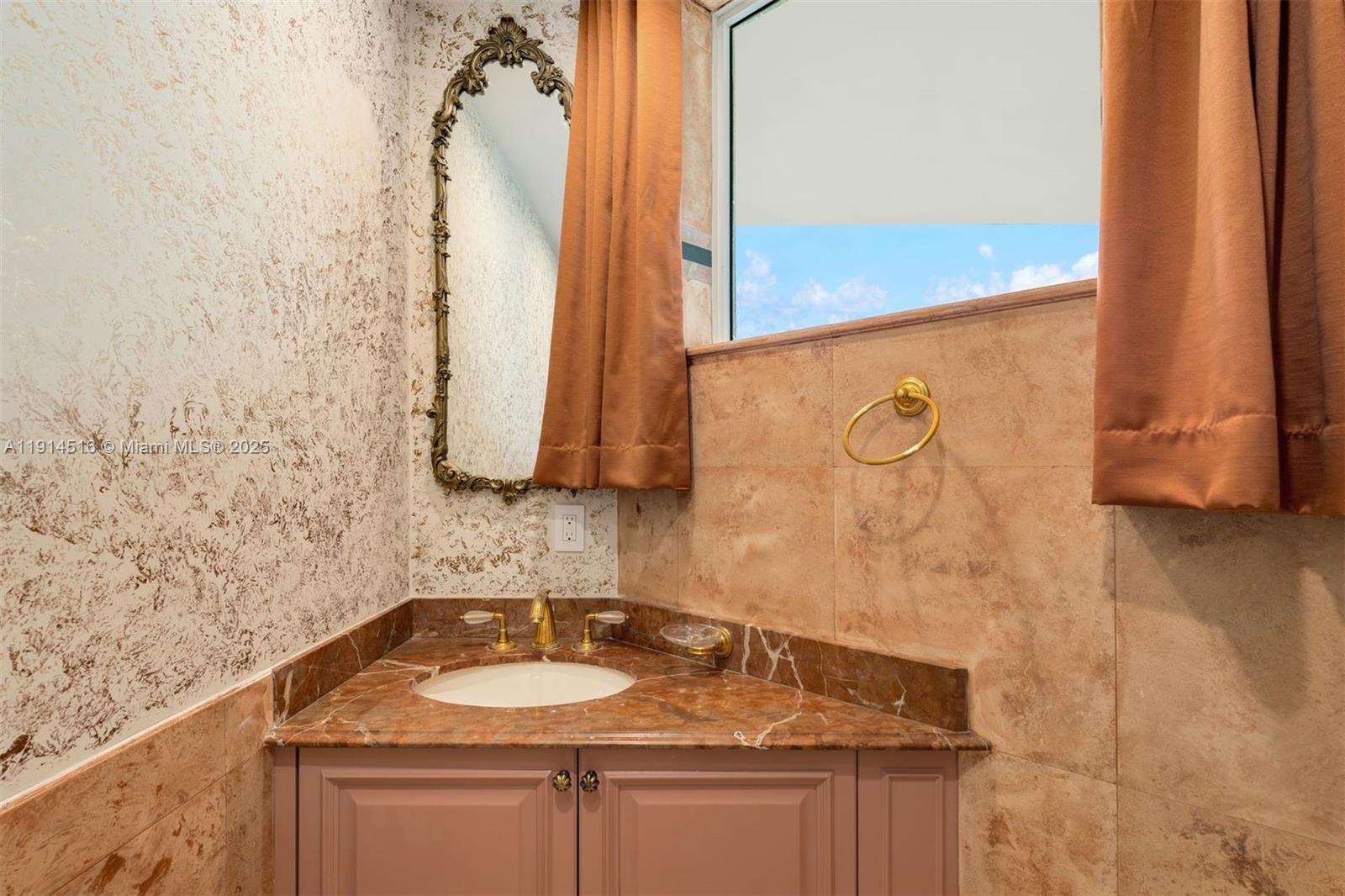 5025 Collins Ave #PH-1 Miami Beach, FL 33140