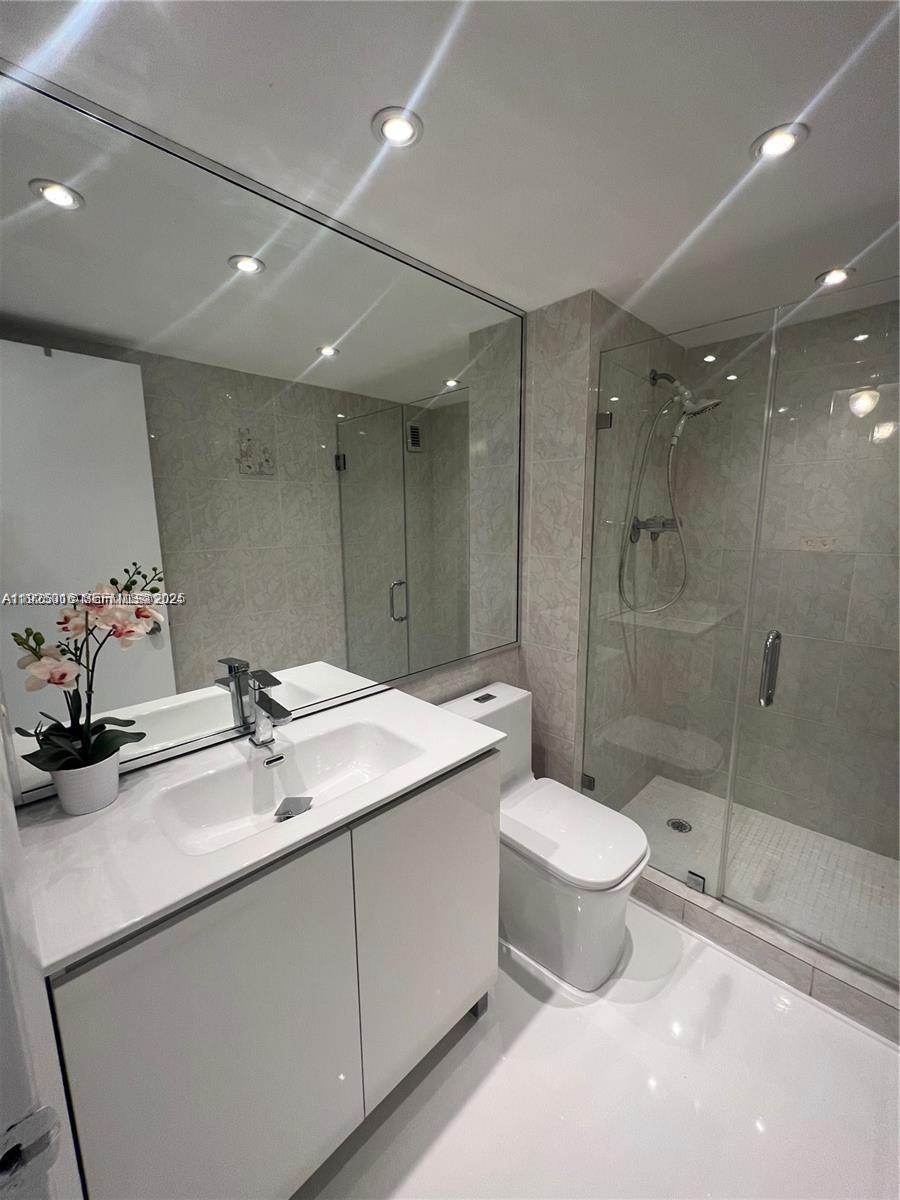 5555 Collins Ave #7T Miami Beach, FL 33140