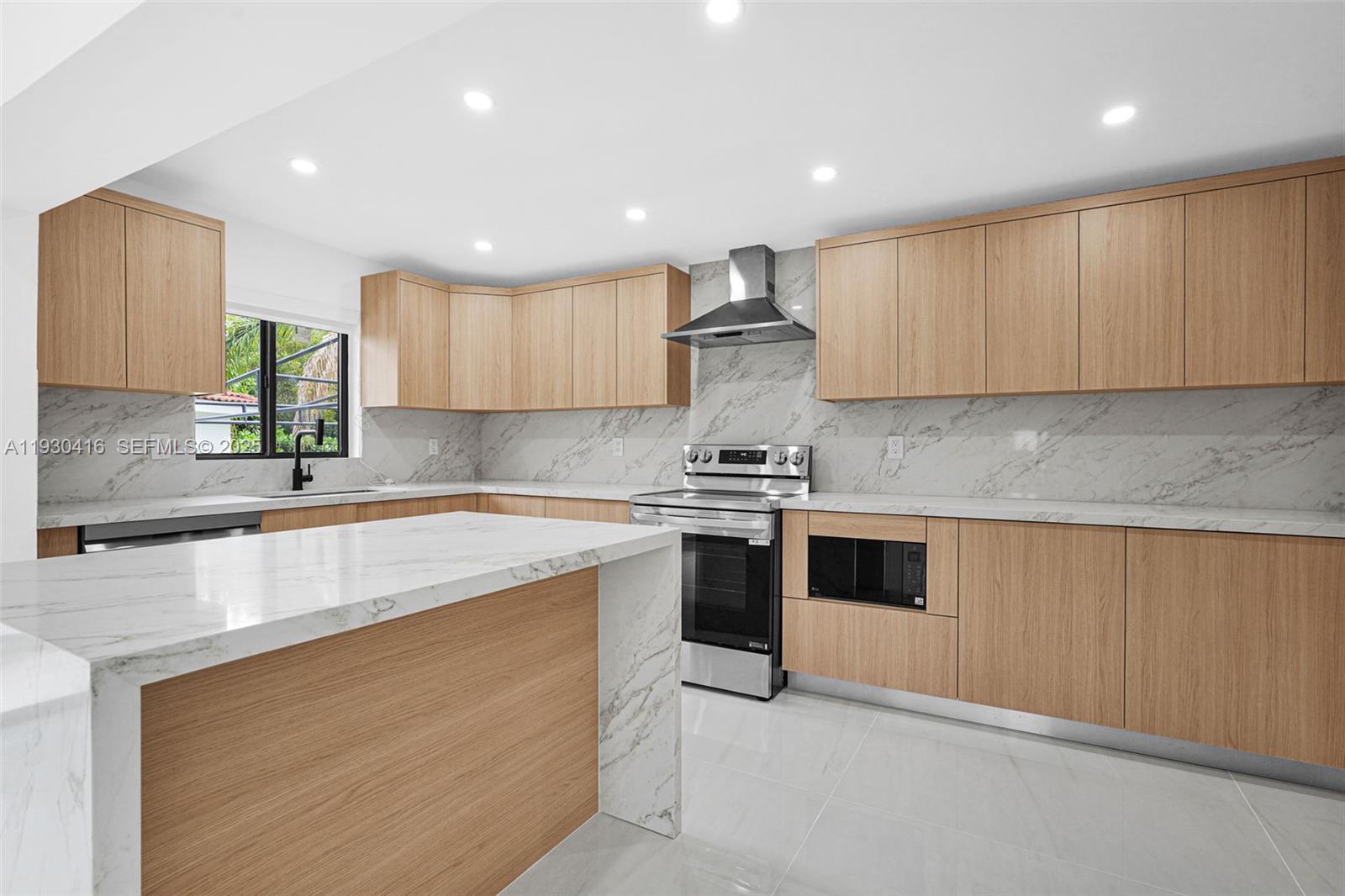 998 SW 11th St Miami, FL 33129