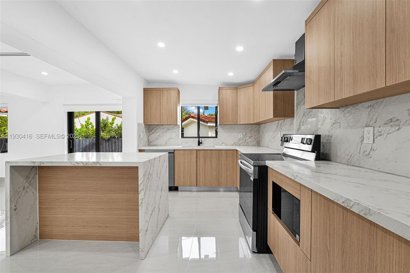 998 SW 11th St Miami, FL 33129