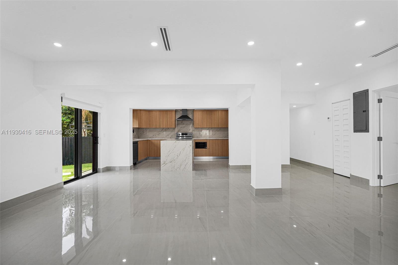 998 SW 11th St Miami, FL 33129