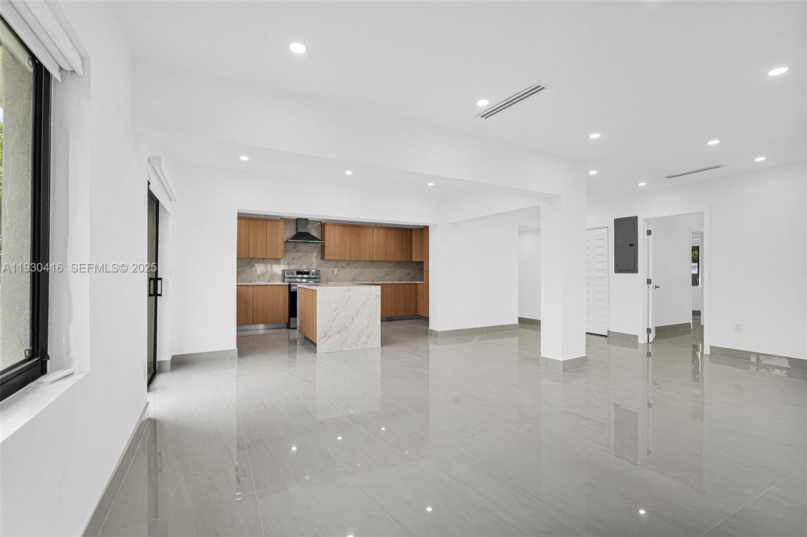 998 SW 11th St Miami, FL 33129