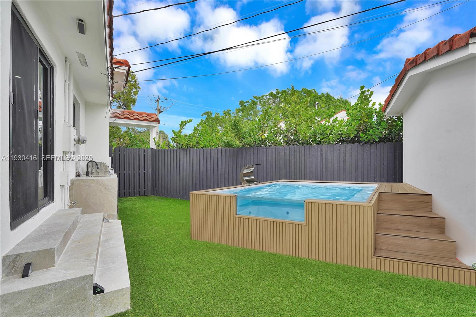 998 SW 11th St Miami, FL 33129