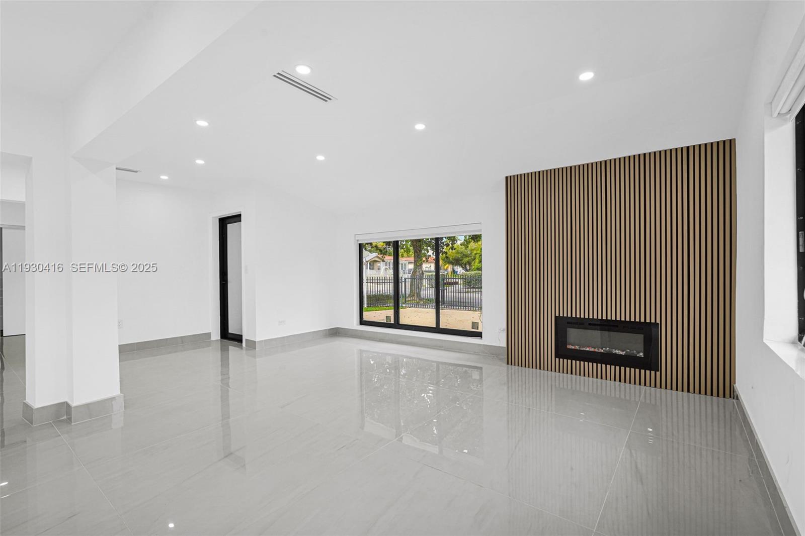 998 SW 11th St Miami, FL 33129