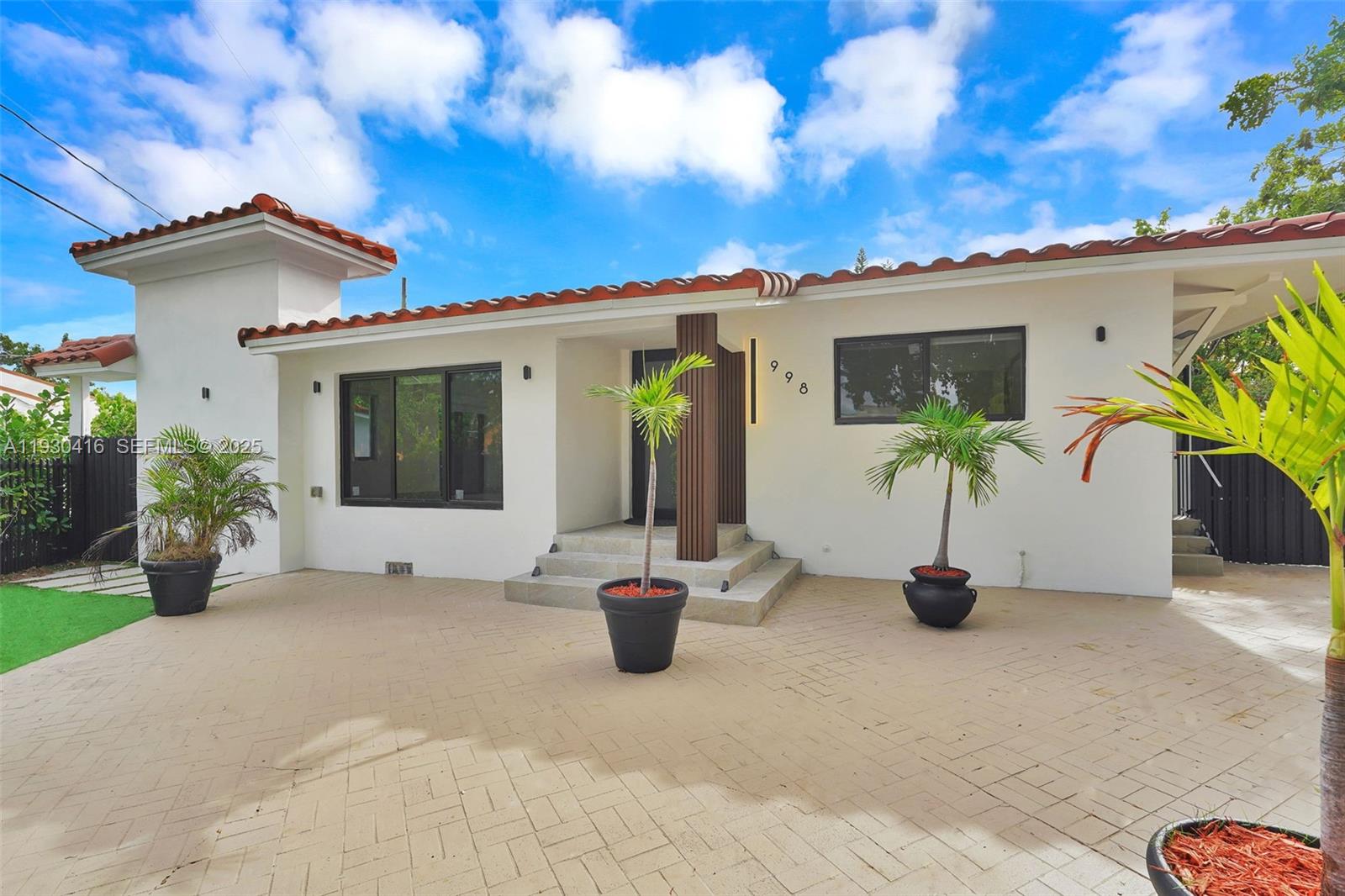 998 SW 11th St Miami, FL 33129