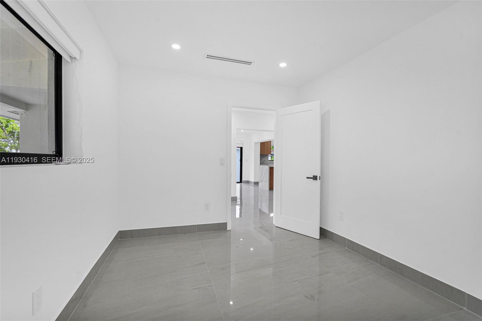 998 SW 11th St Miami, FL 33129