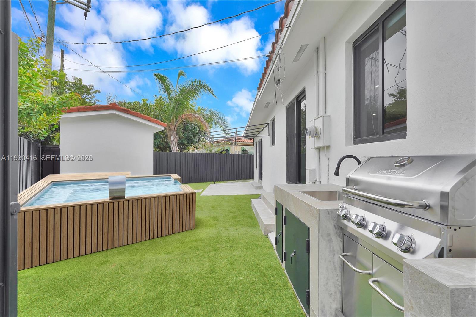 998 SW 11th St Miami, FL 33129