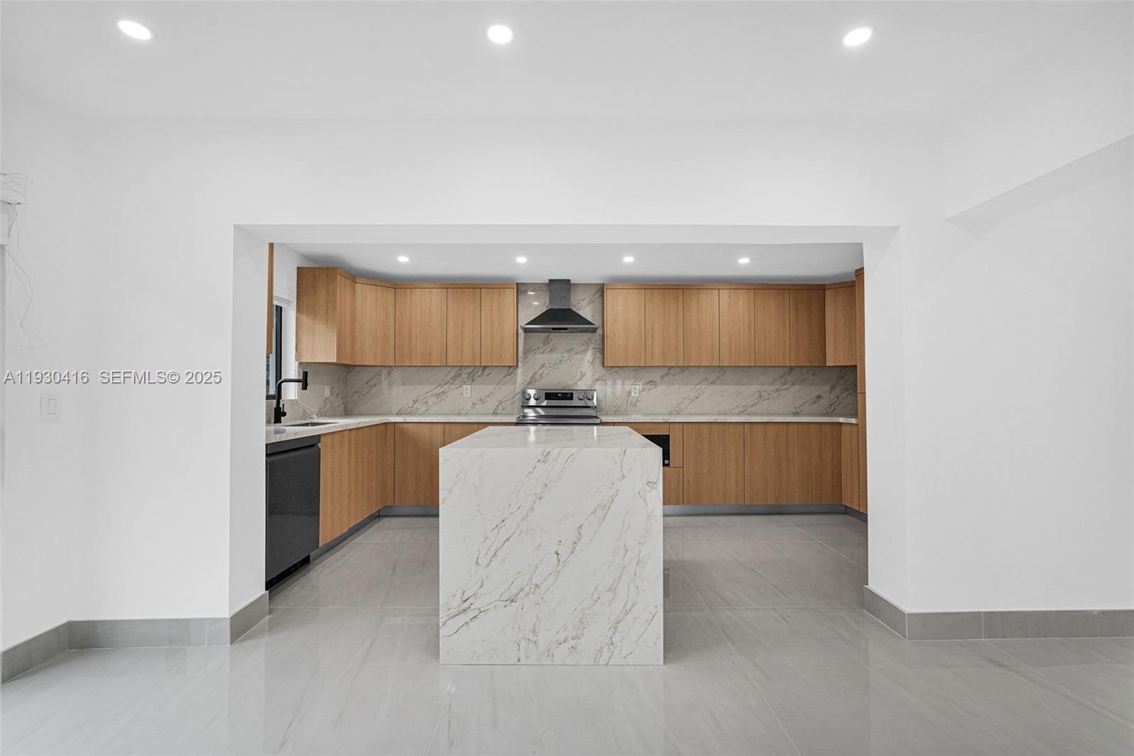 998 SW 11th St Miami, FL 33129