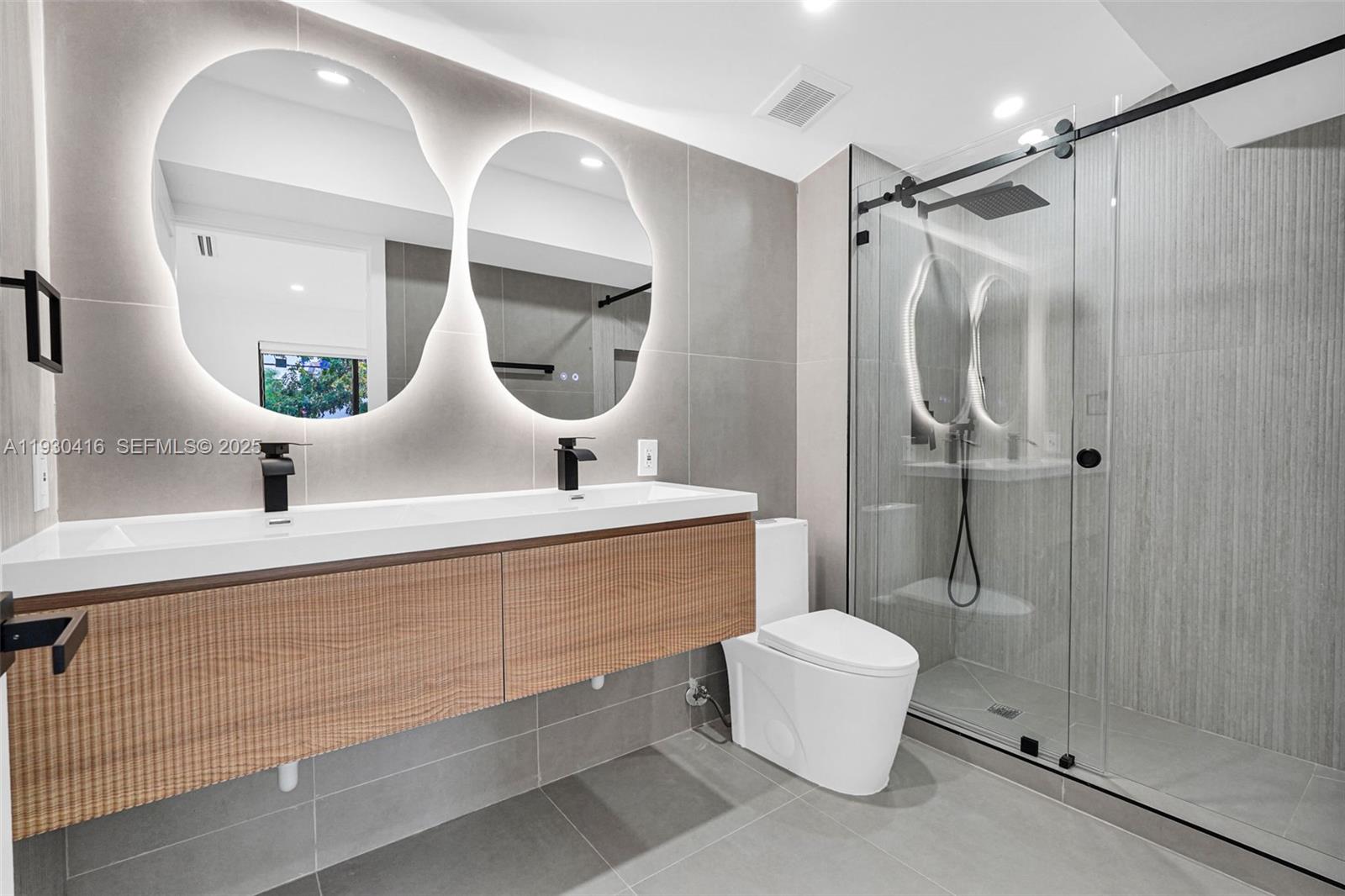 998 SW 11th St Miami, FL 33129