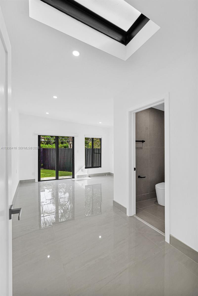 998 SW 11th St Miami, FL 33129