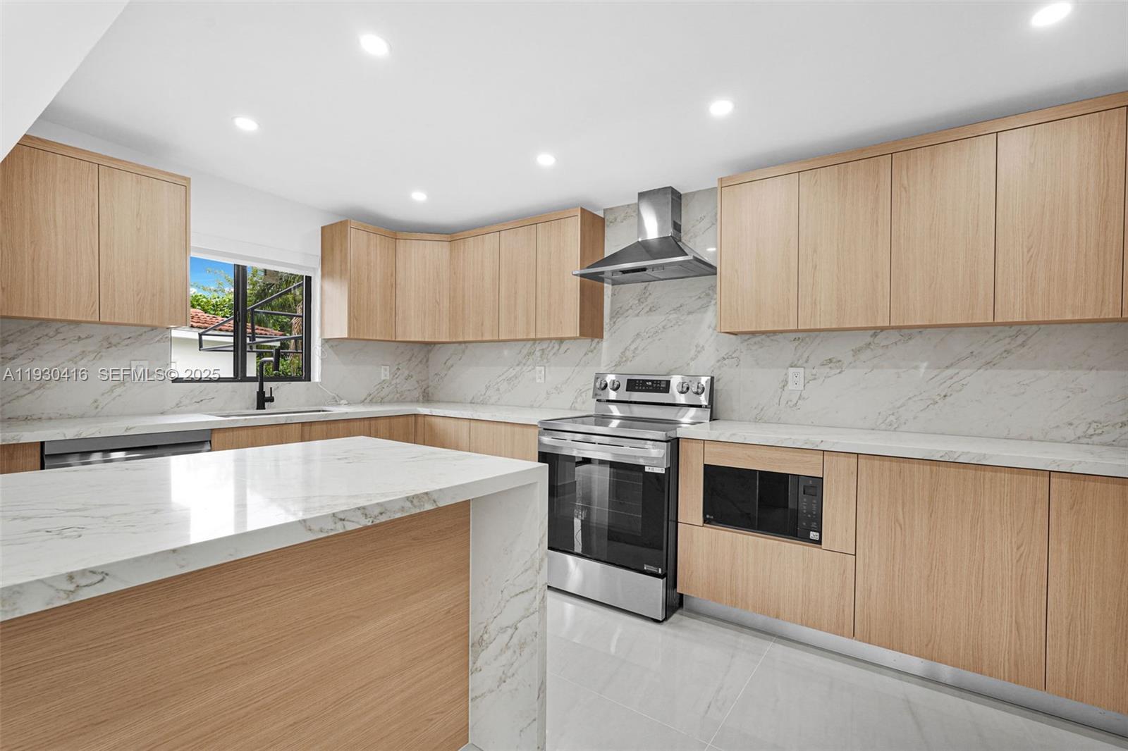 998 SW 11th St Miami, FL 33129