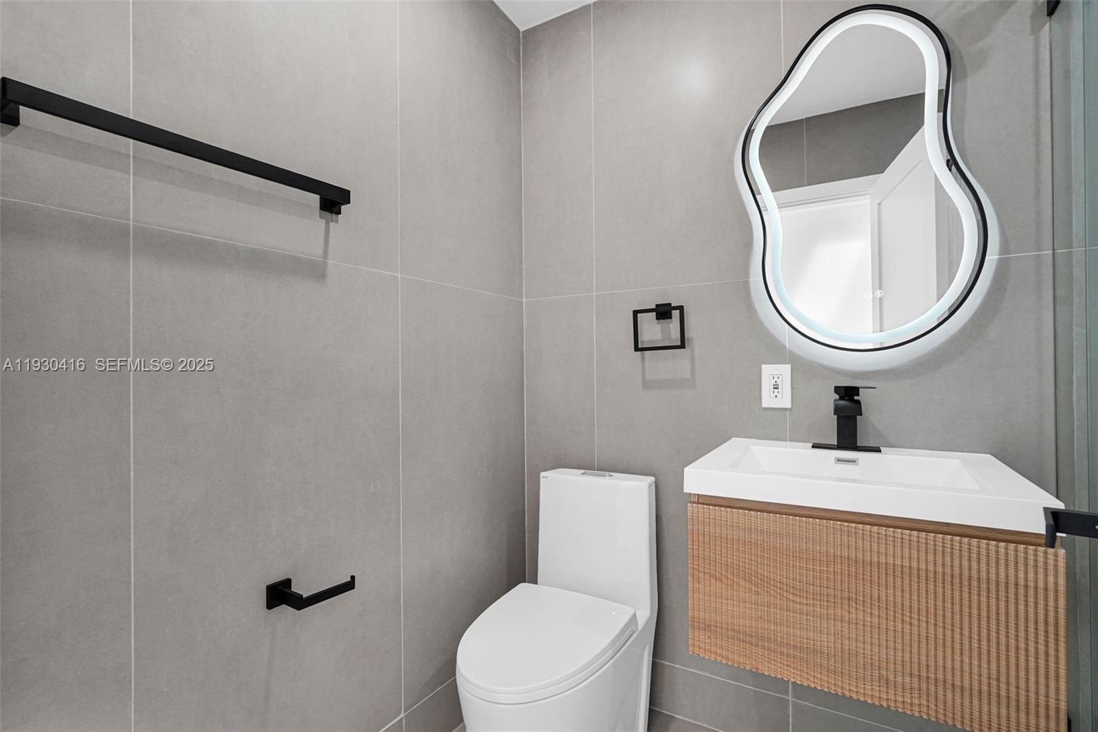 998 SW 11th St Miami, FL 33129