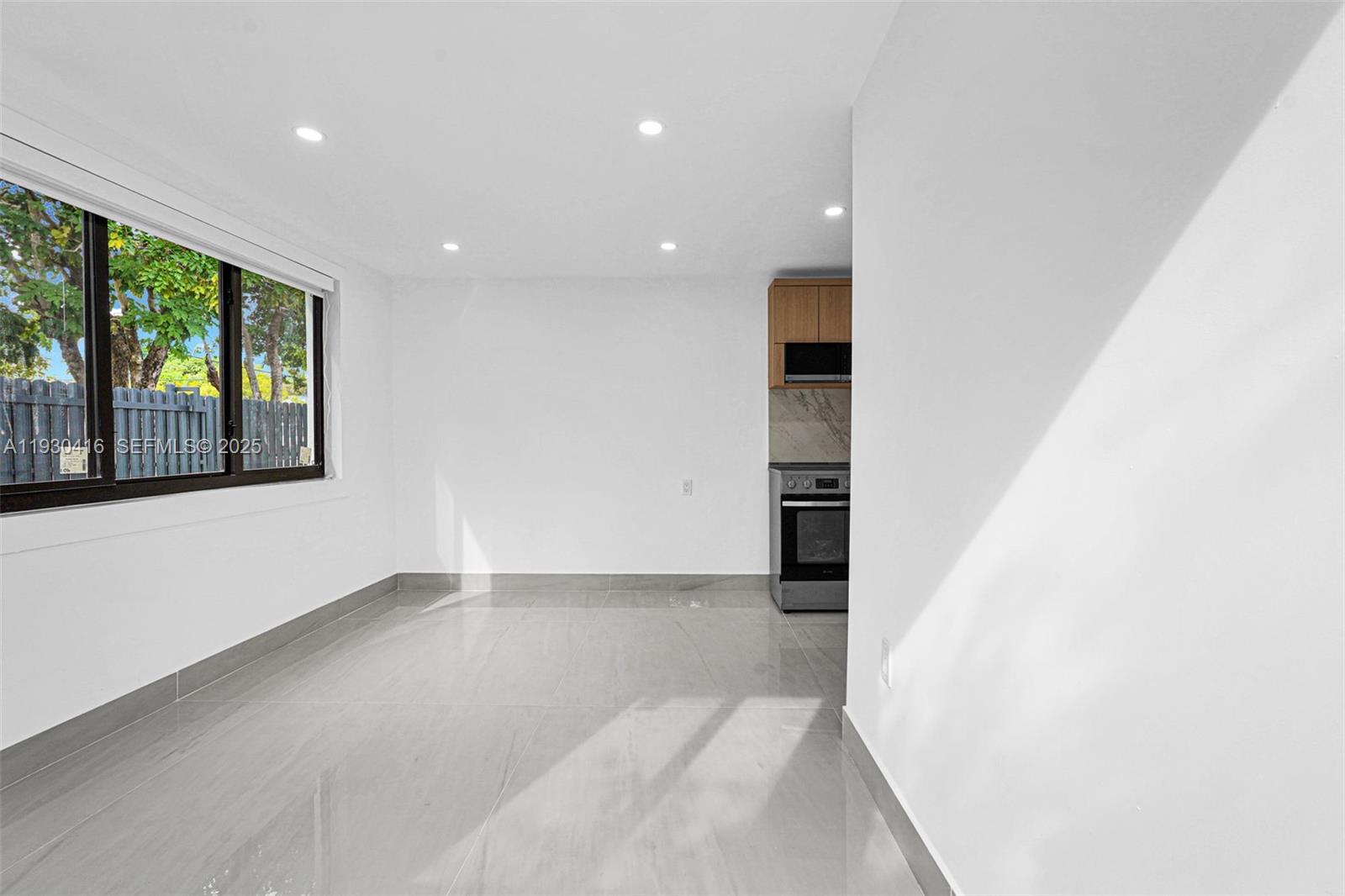 998 SW 11th St Miami, FL 33129