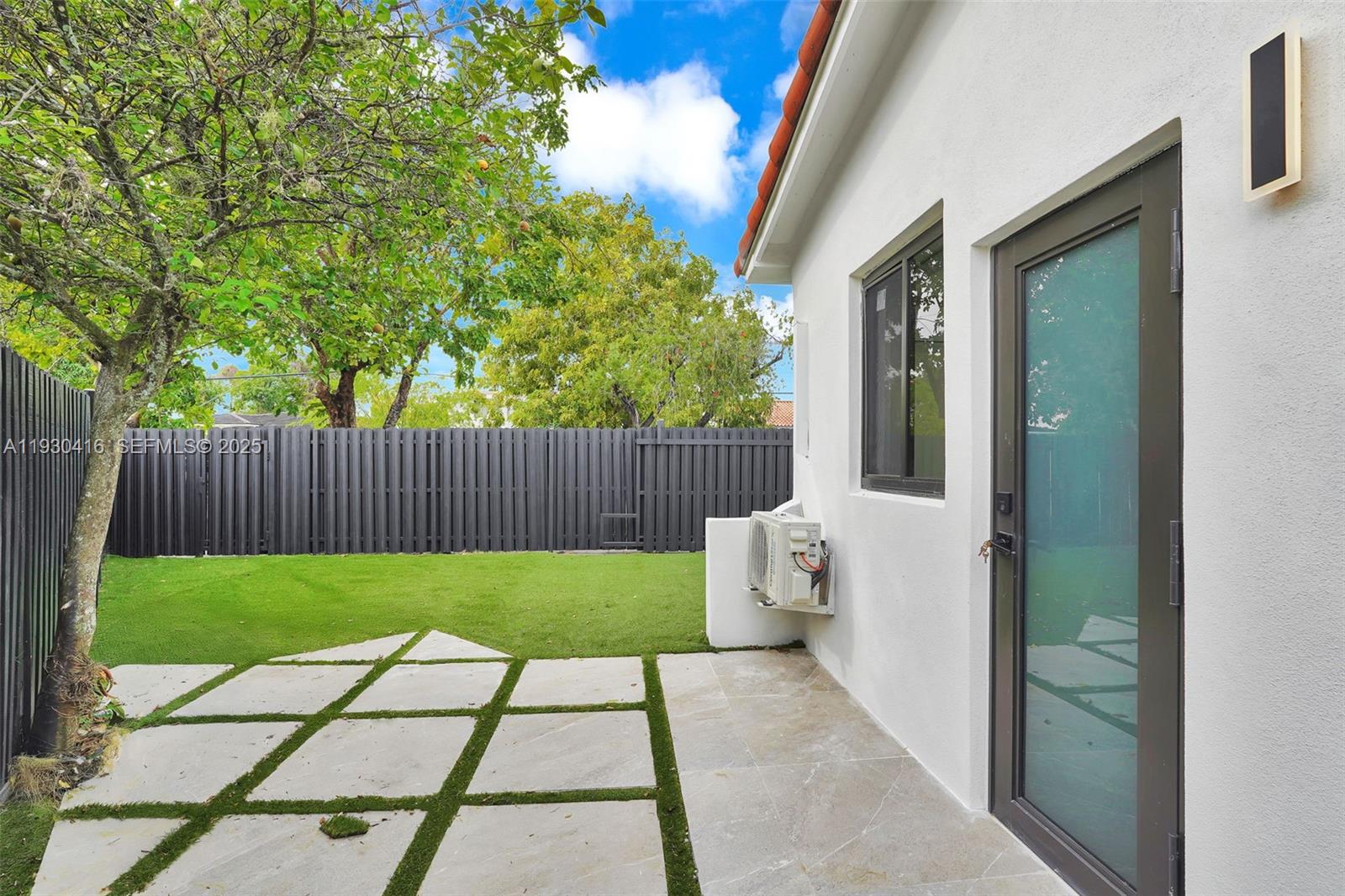 998 SW 11th St Miami, FL 33129