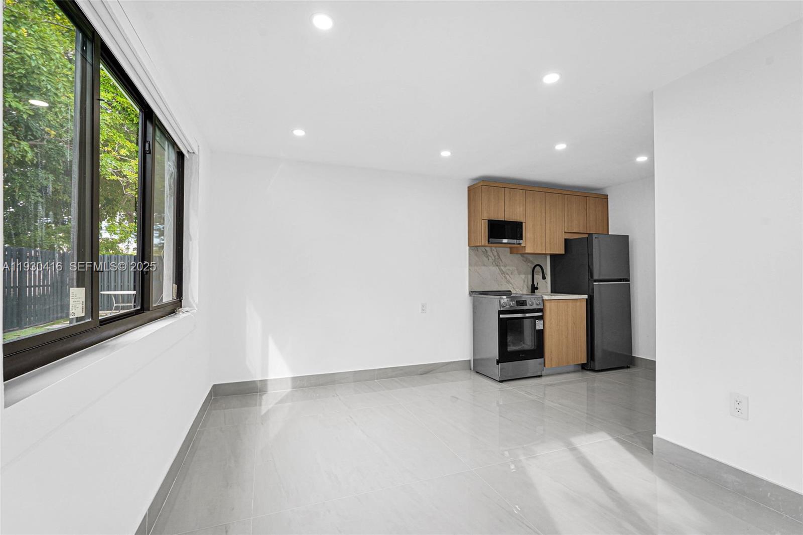 998 SW 11th St Miami, FL 33129