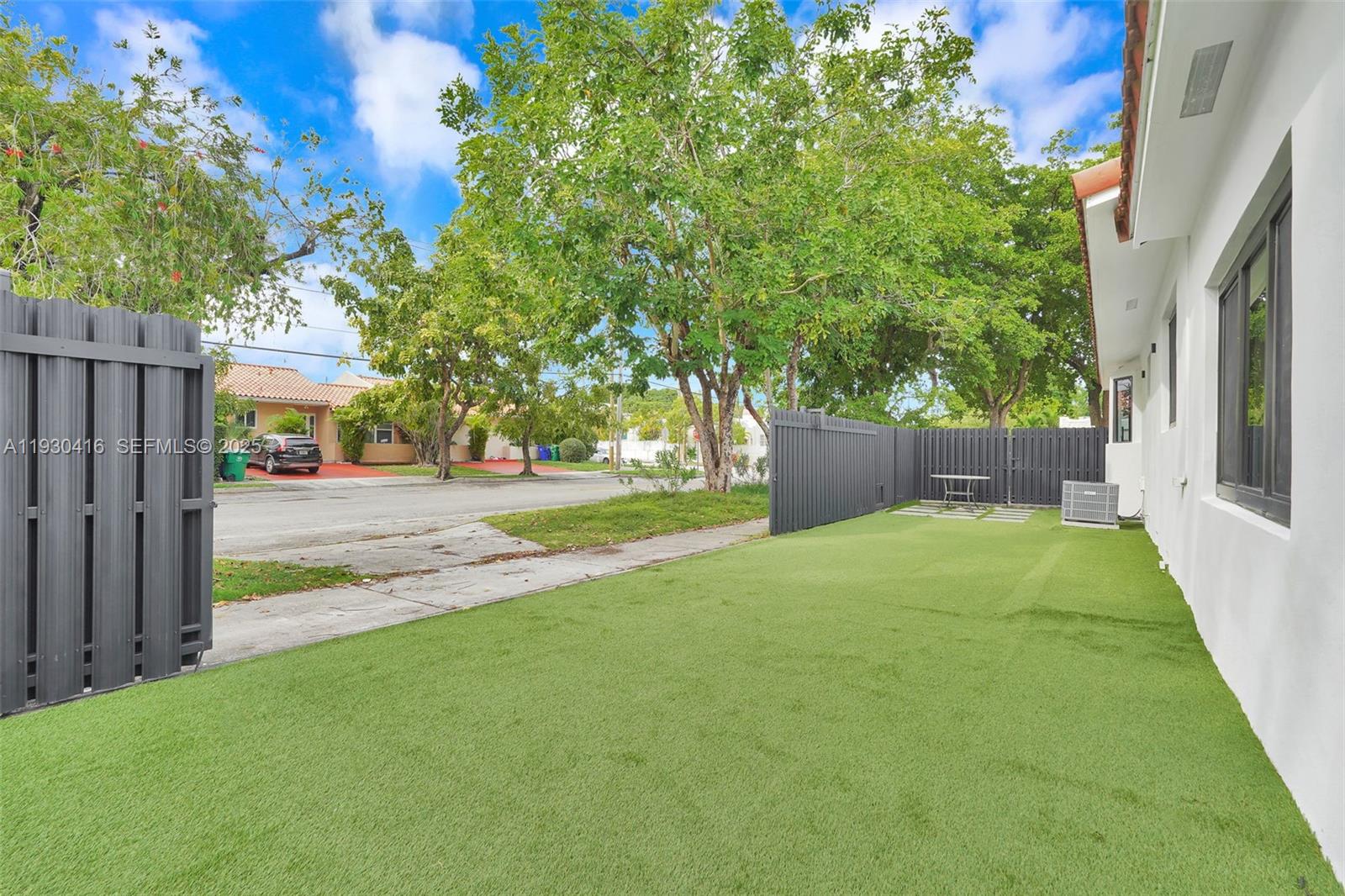 998 SW 11th St Miami, FL 33129