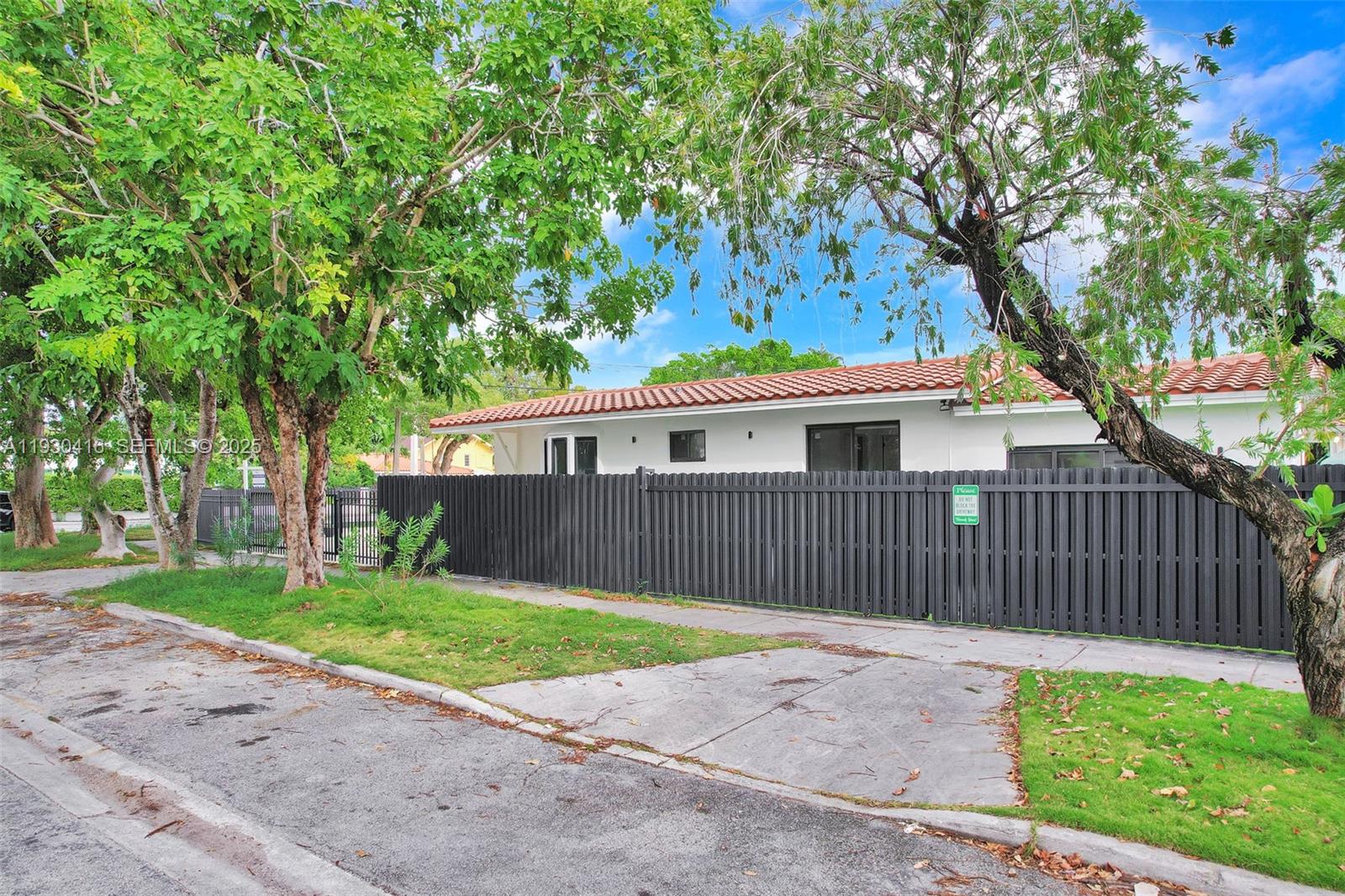 998 SW 11th St Miami, FL 33129