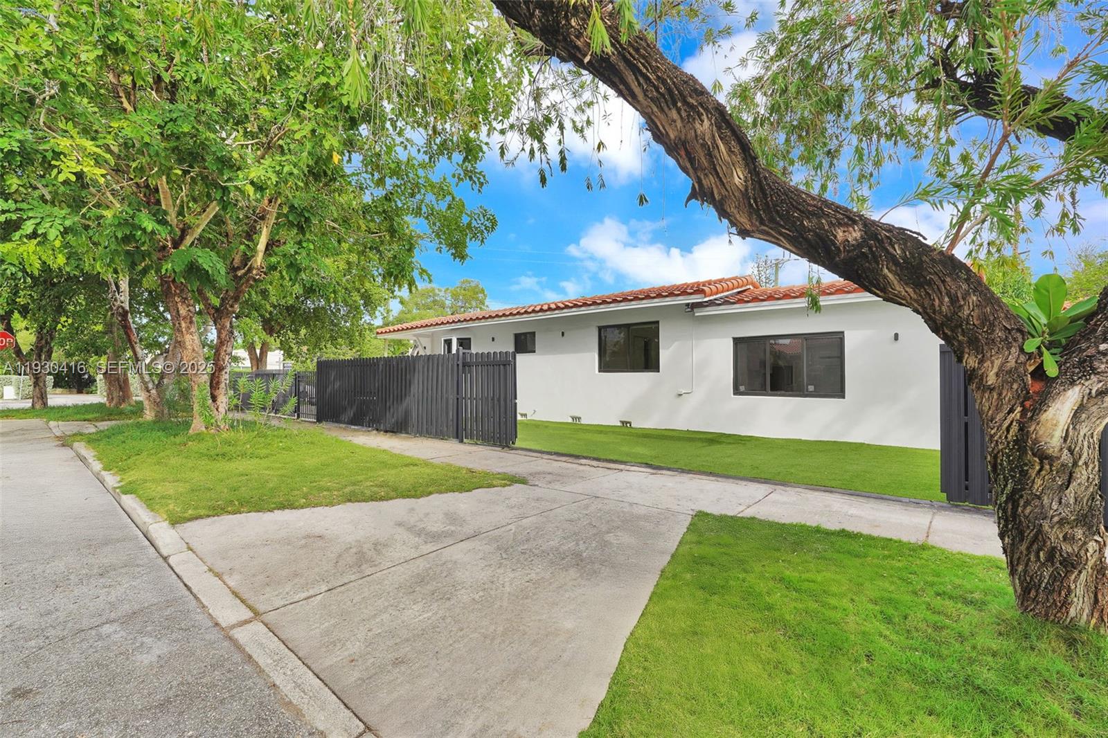 998 SW 11th St Miami, FL 33129