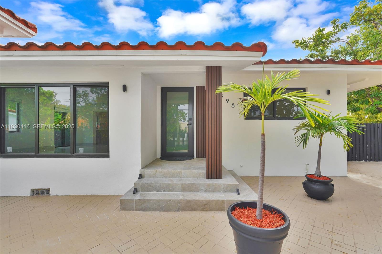 998 SW 11th St Miami, FL 33129