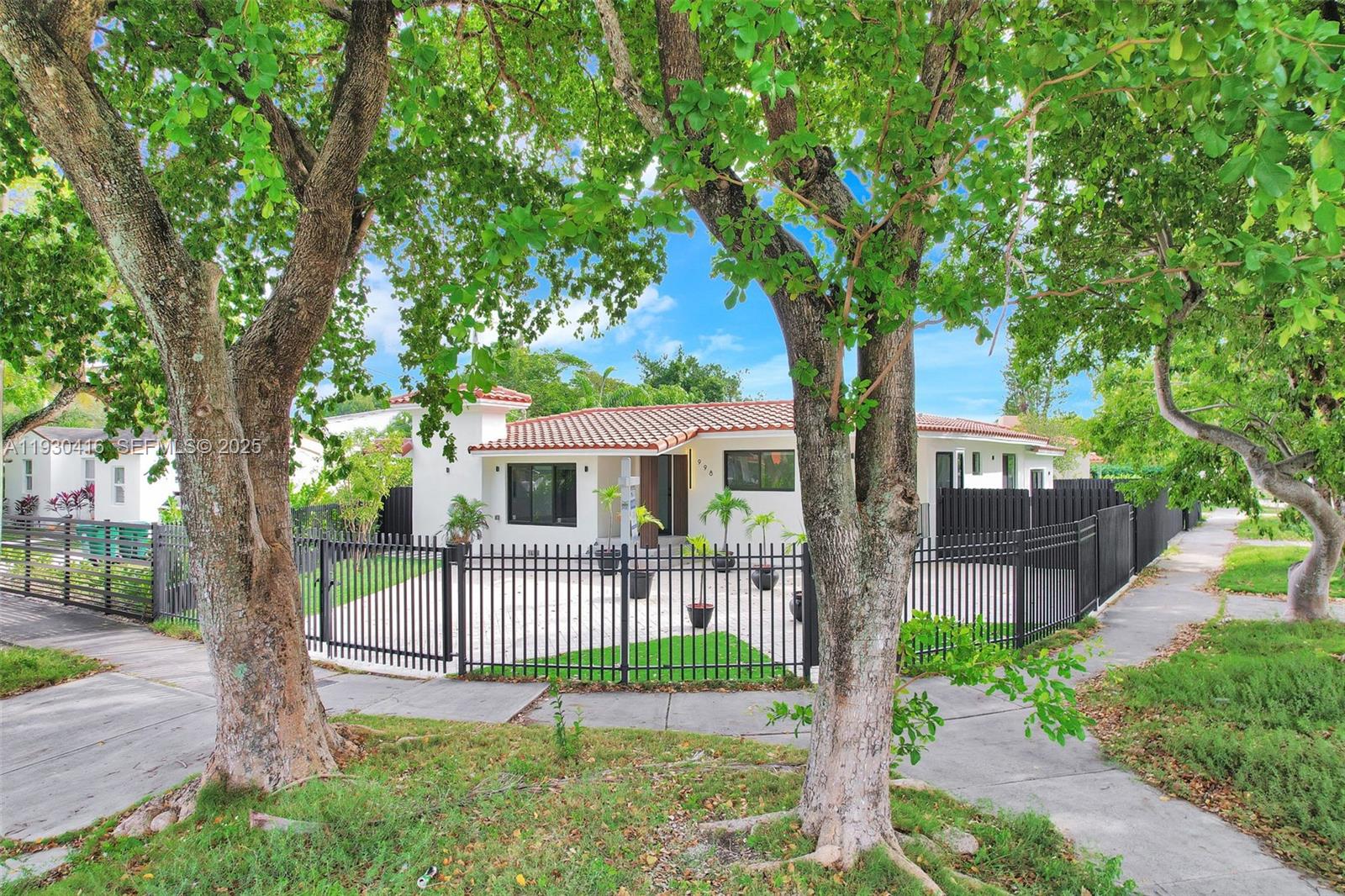 998 SW 11th St Miami, FL 33129