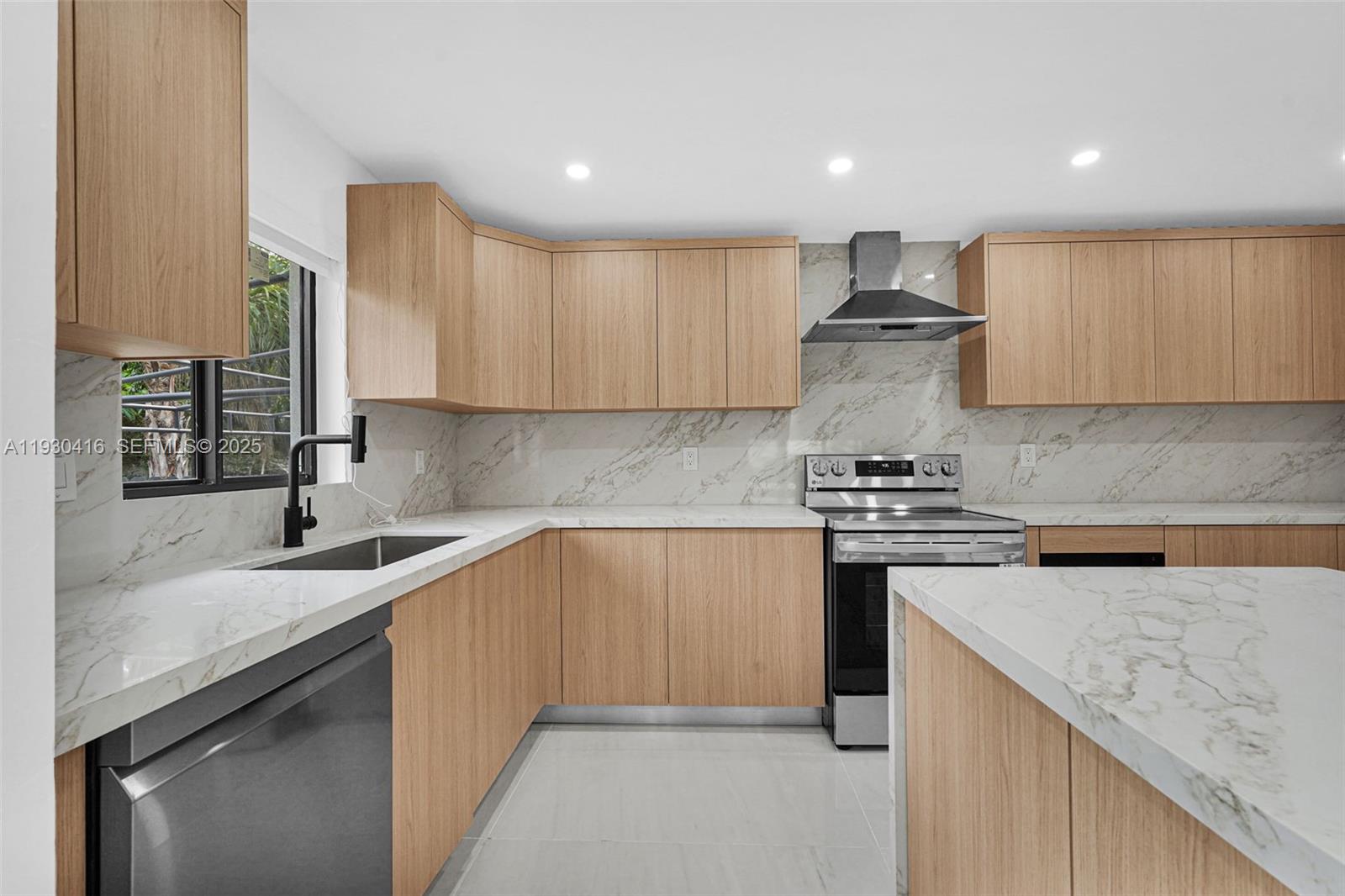 998 SW 11th St Miami, FL 33129