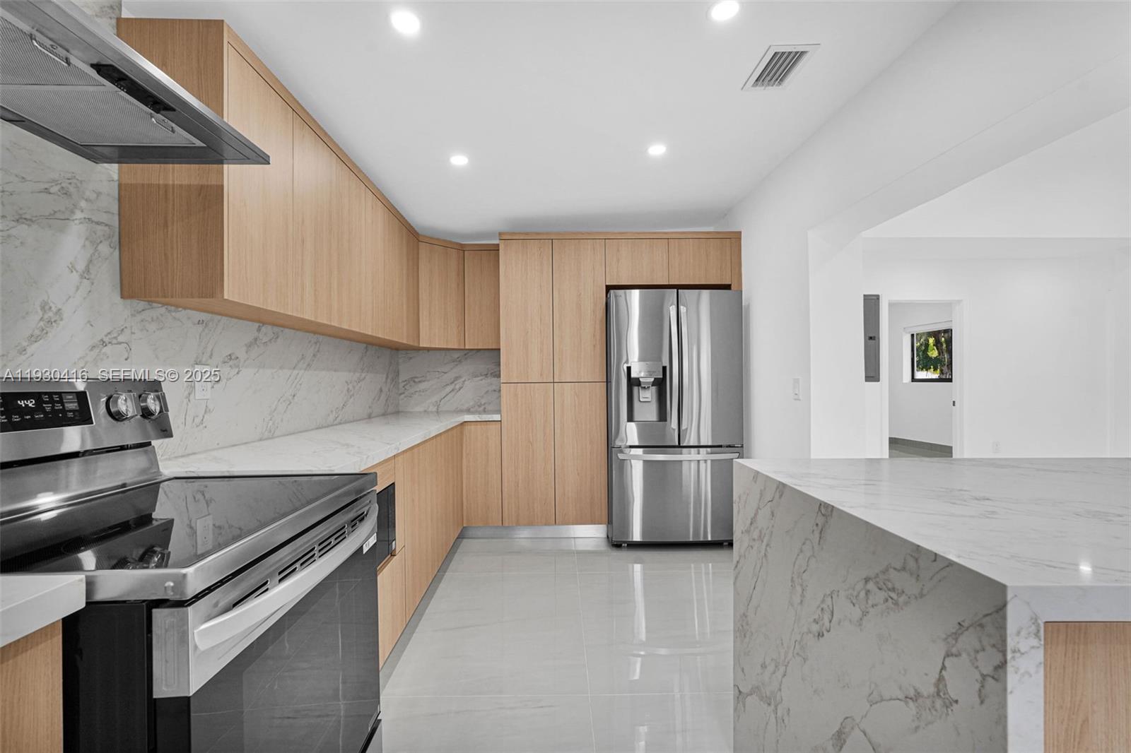 998 SW 11th St Miami, FL 33129