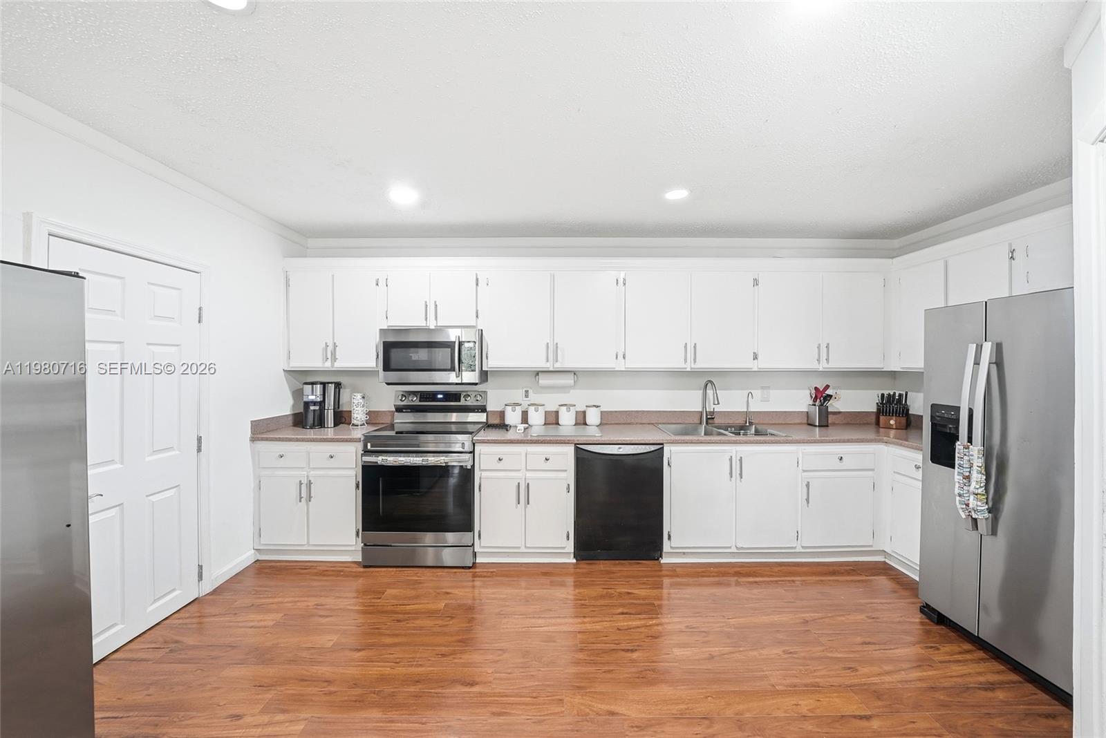 567 Racquet Clb Rd #18 Weston, FL 33326