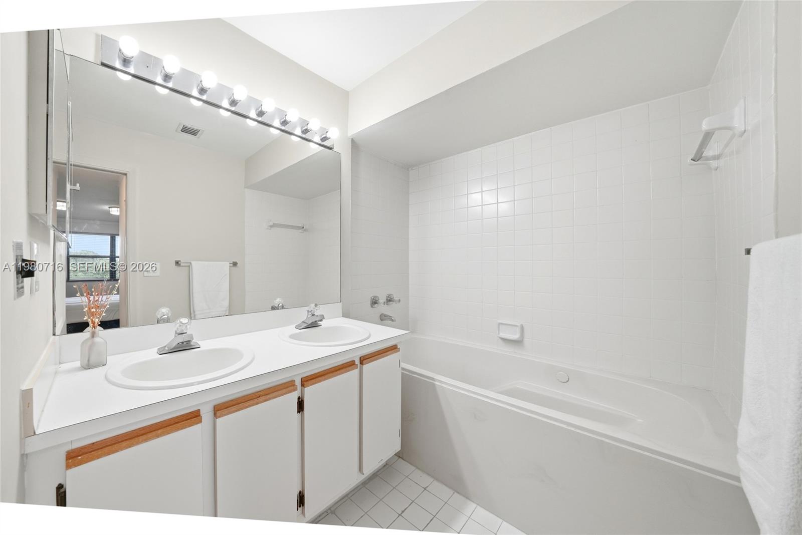 567 Racquet Clb Rd #18 Weston, FL 33326