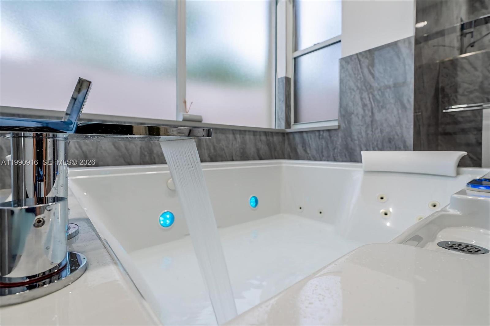 392 Coconut Cir Weston, FL 33326