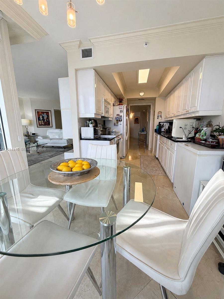 21055 Yacht Clb Dr #2403 Aventura, FL 33180