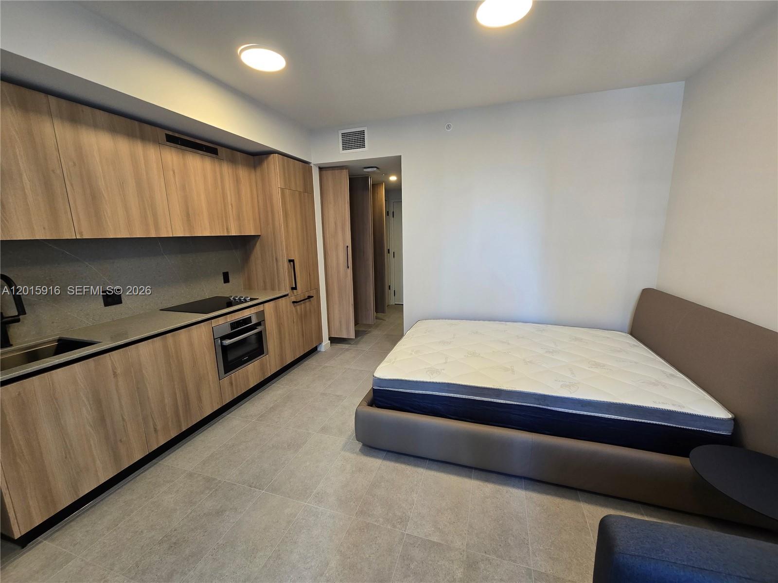 121 NE 5th St #709 Miami, FL 33132