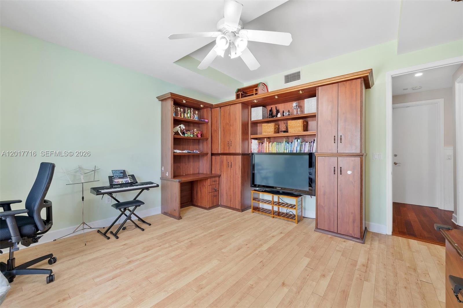 2310 Bayview Ln North Miami, FL 33181