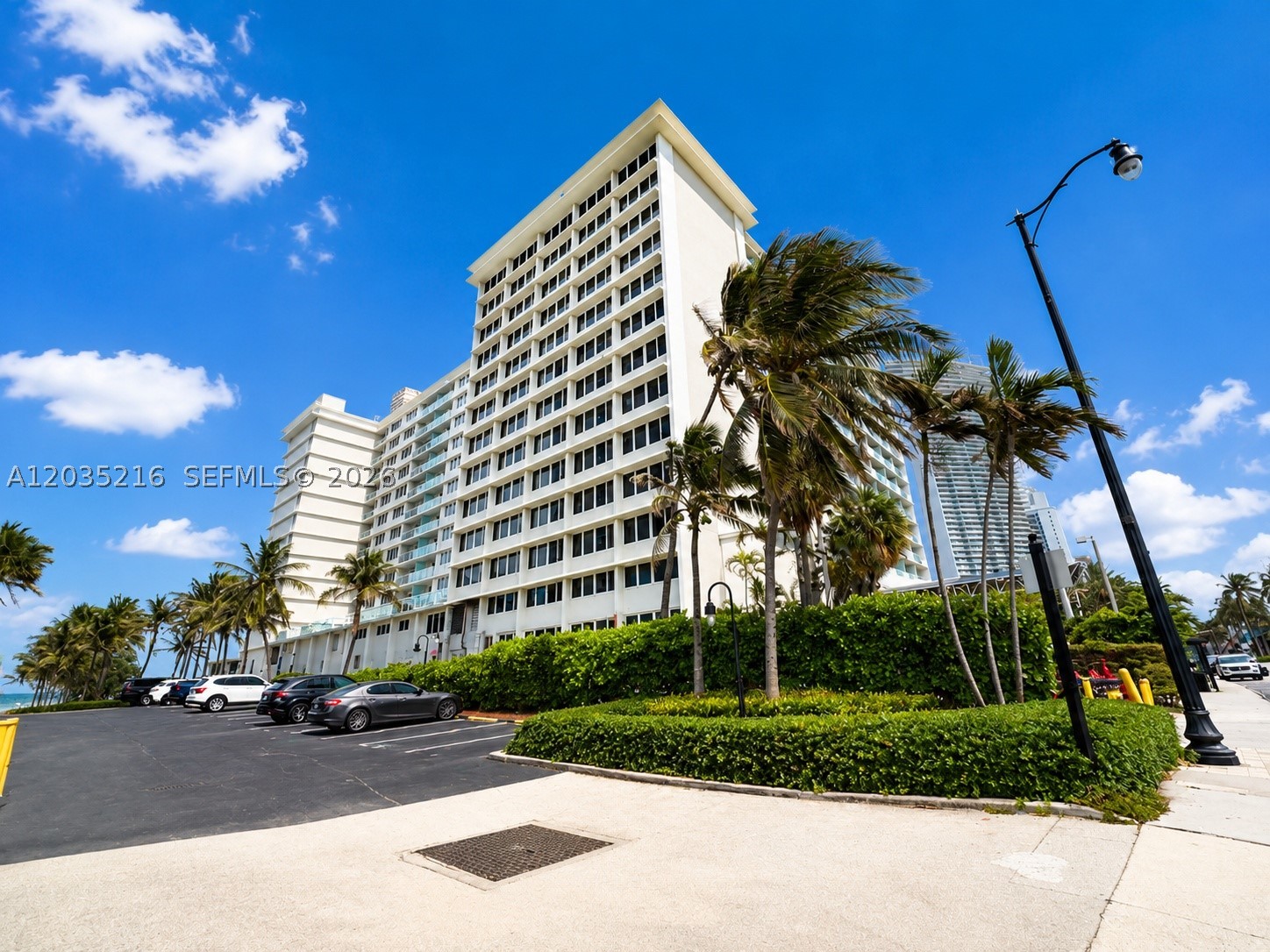 19201 Collins Ave #527