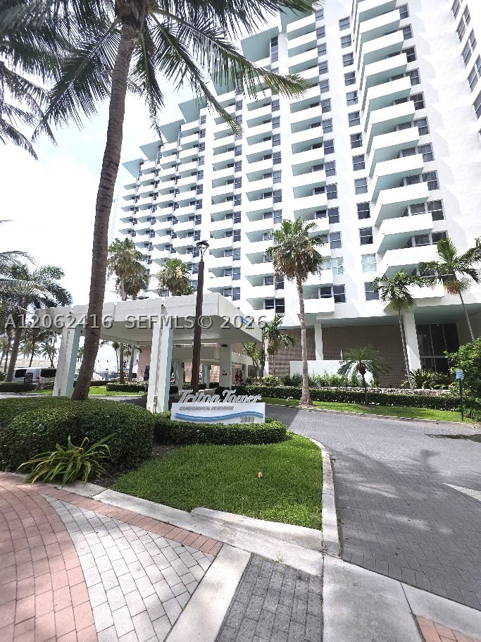 2899 Collins Ave #940