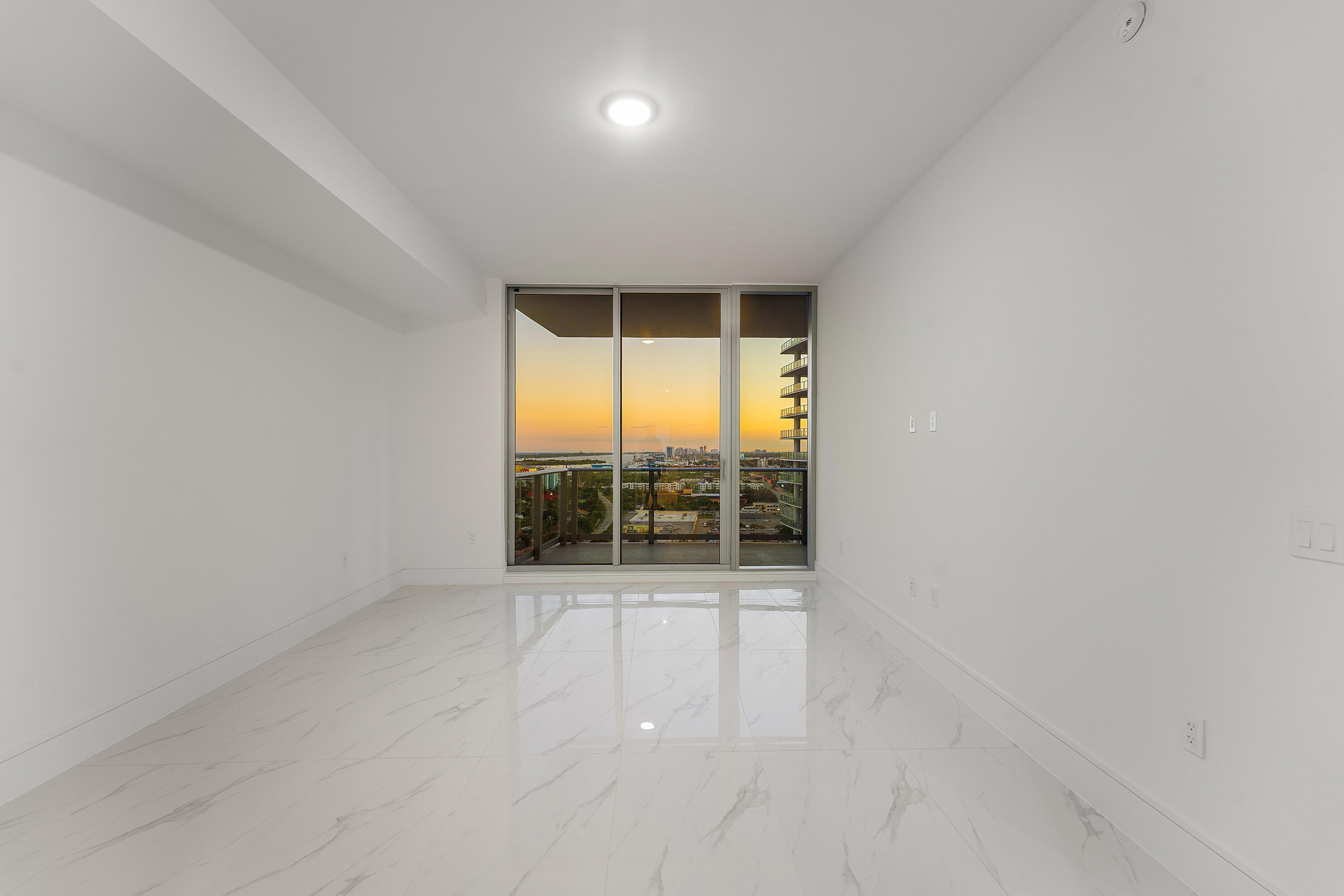 220 Lake Shr #1911 Lake Park, FL 33403