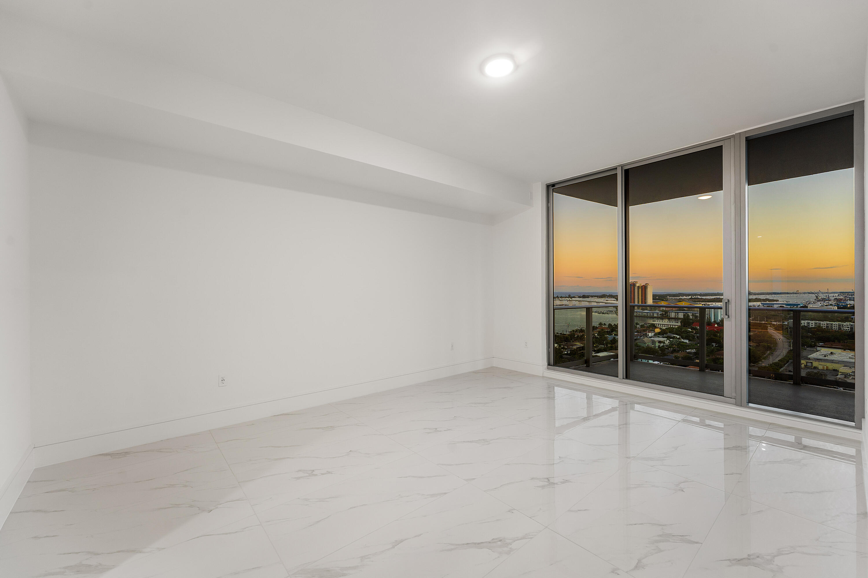 220 Lake Shr #1911 Lake Park, FL 33403