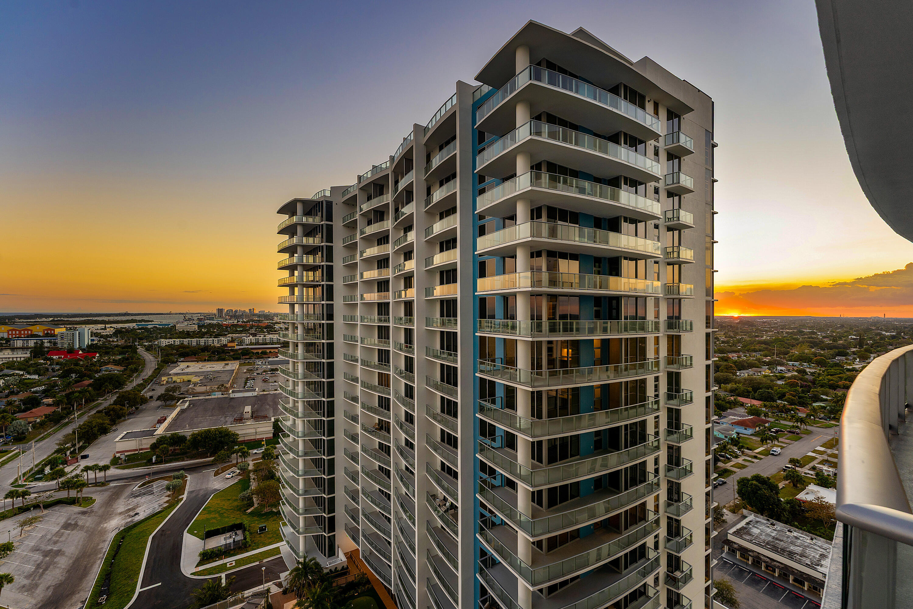 220 Lake Shr #1911 Lake Park, FL 33403