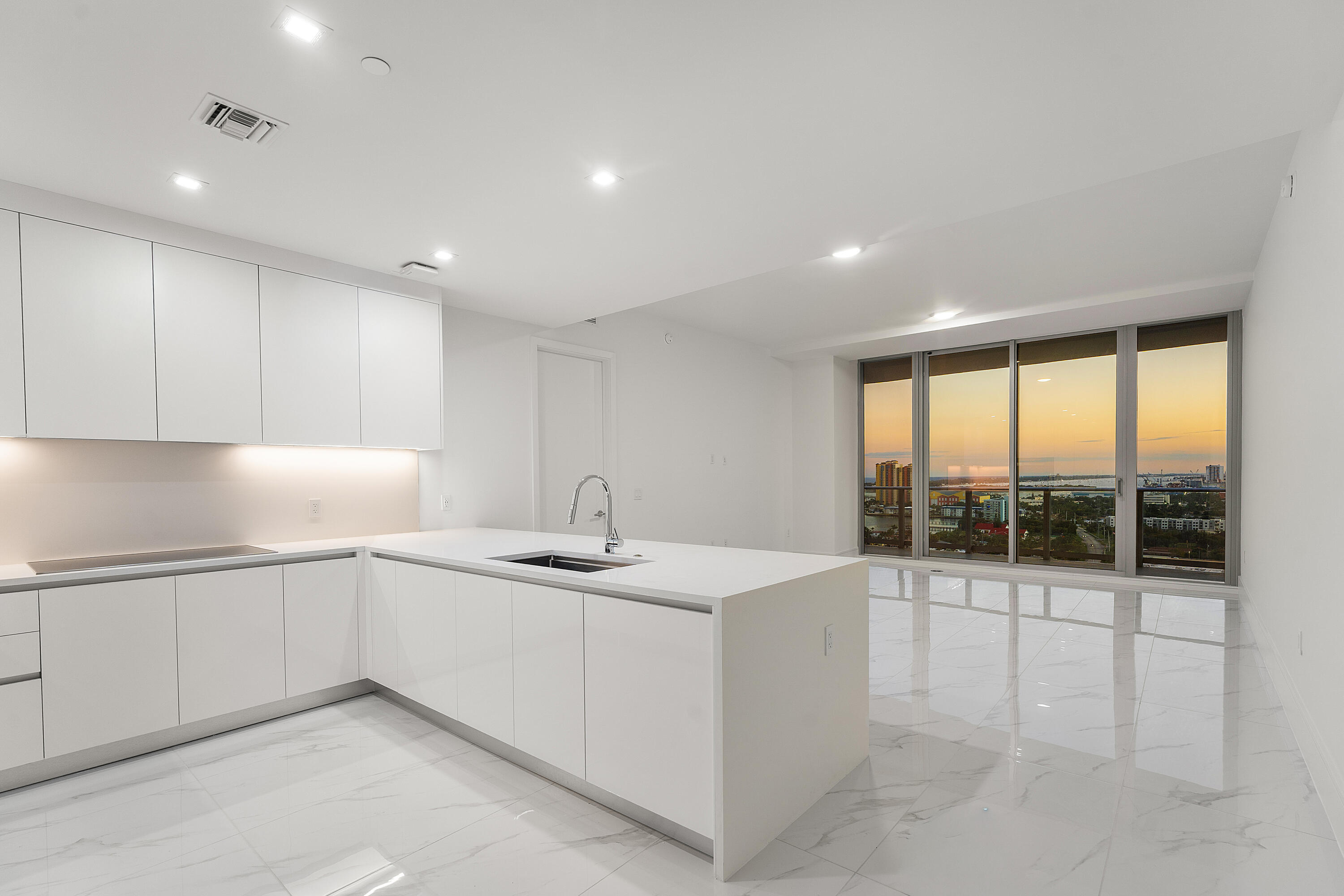 220 Lake Shr #1911 Lake Park, FL 33403