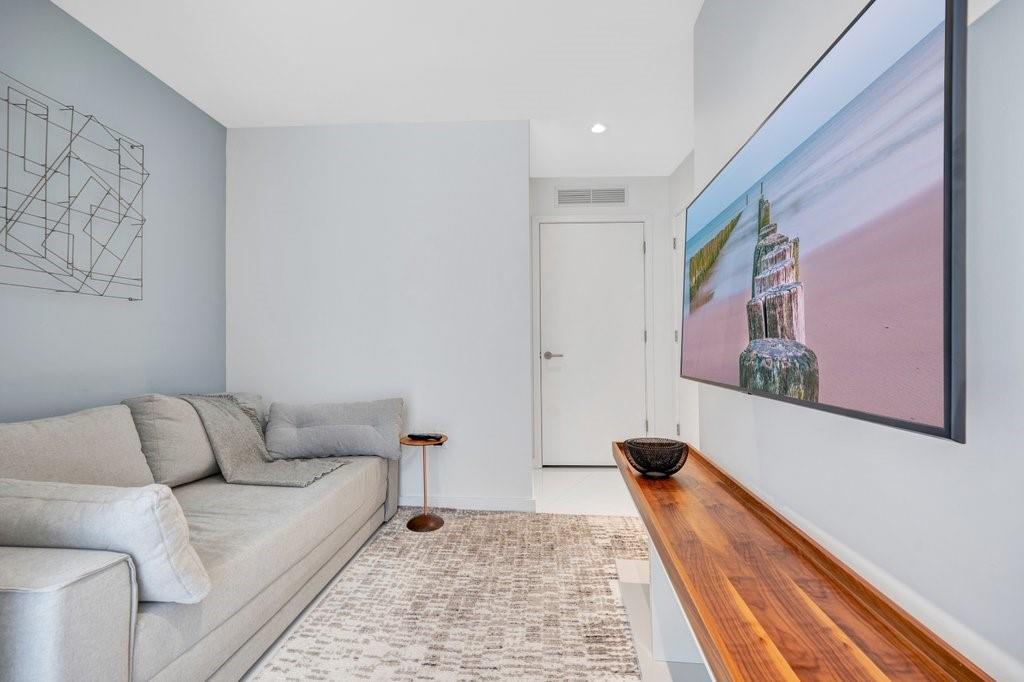 image Paramount Miami Worldcent7