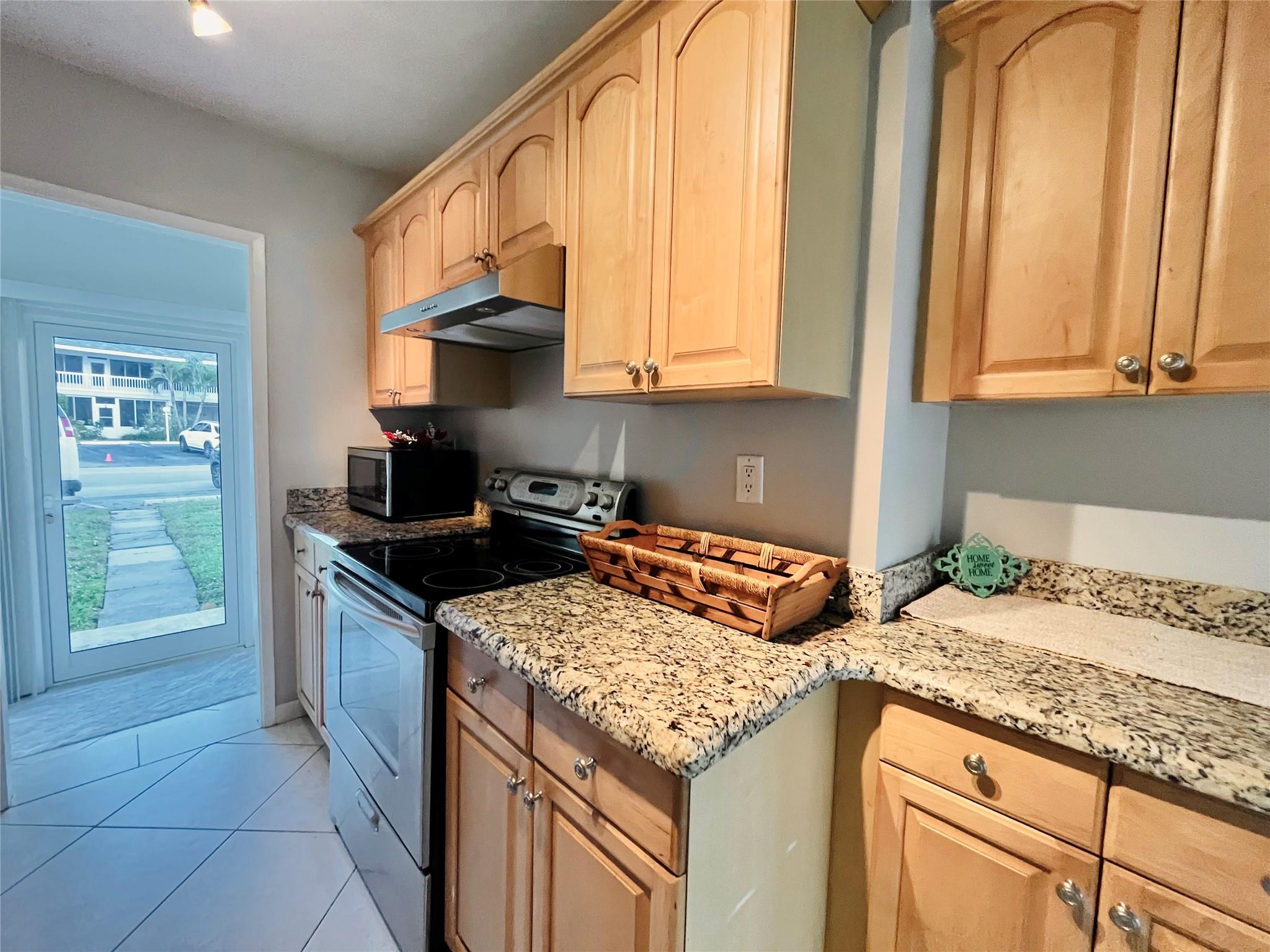 2755 NE 28th Ave #B4 Lighthouse Point, FL 33064