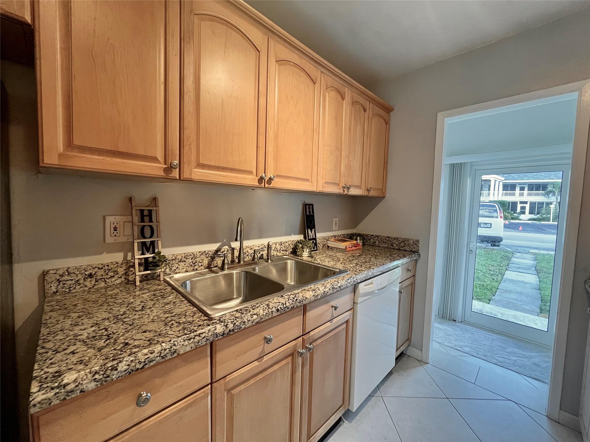 2755 NE 28th Ave #B4 Lighthouse Point, FL 33064