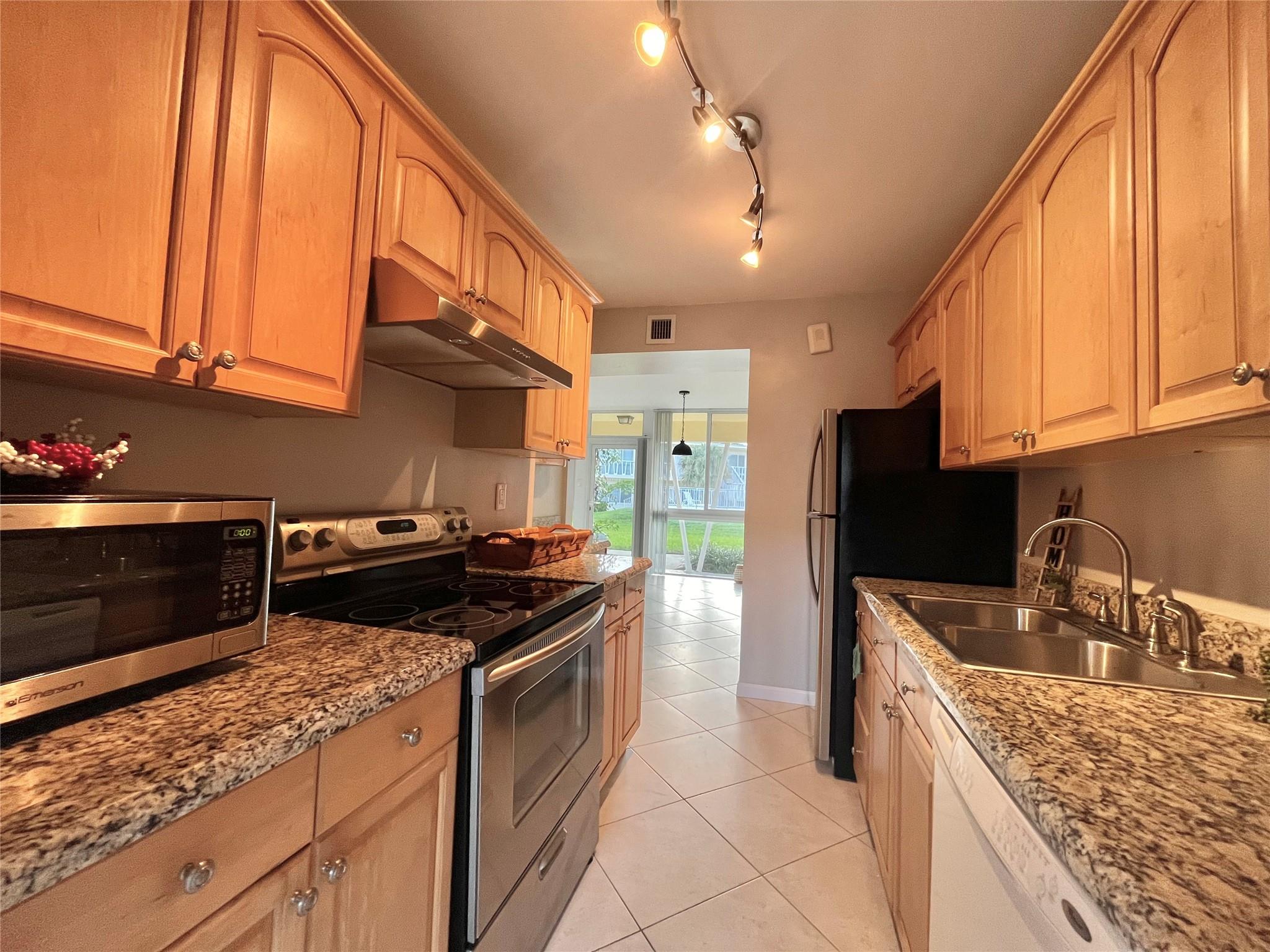 2755 NE 28th Ave #B4 Lighthouse Point, FL 33064