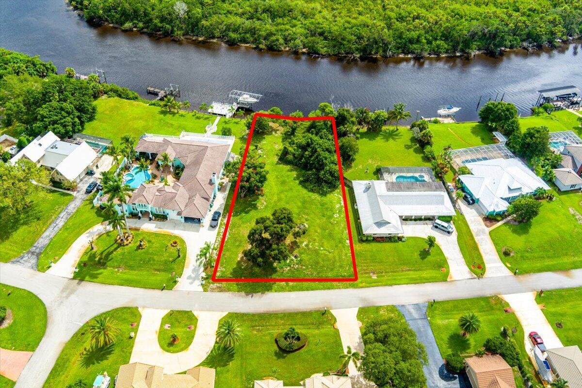 733 SE Hidden Riv Dr