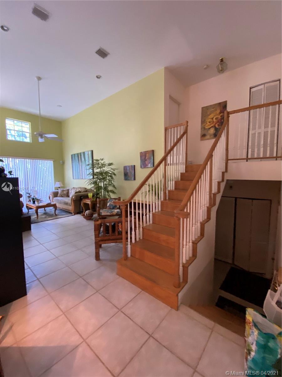 220 W Mcintyre St