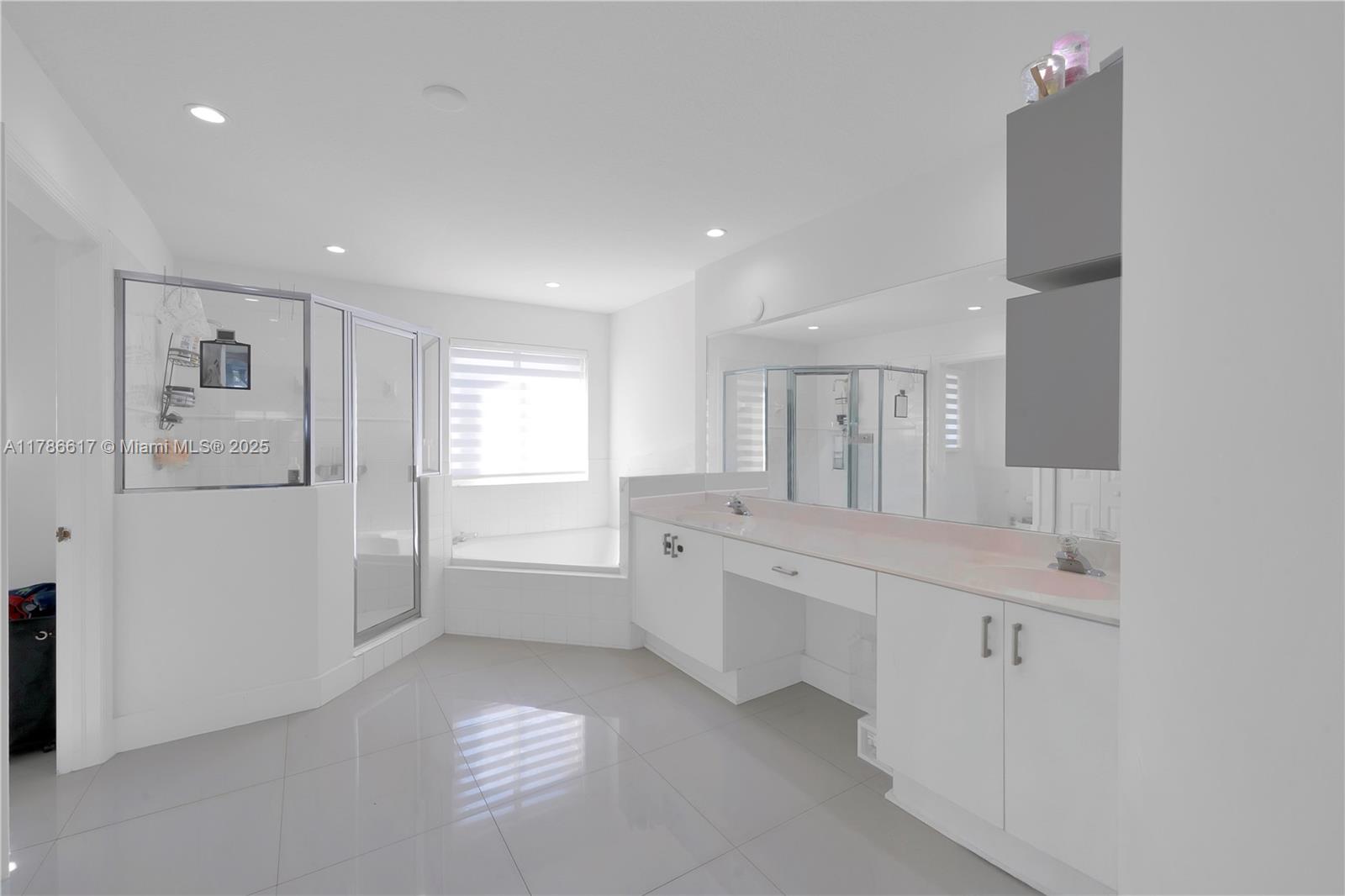 6694 NW 107th Pl Doral, FL 33178